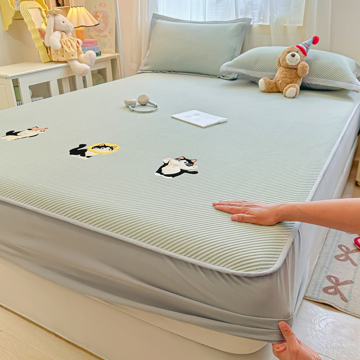 91家纺网 家纺一手货源 找家纺 多乐家纺 2026新款PE提花斜纹凉感豆豆卡通刺绣大包边复合凉席 三只猫-清新绿（床笠款）