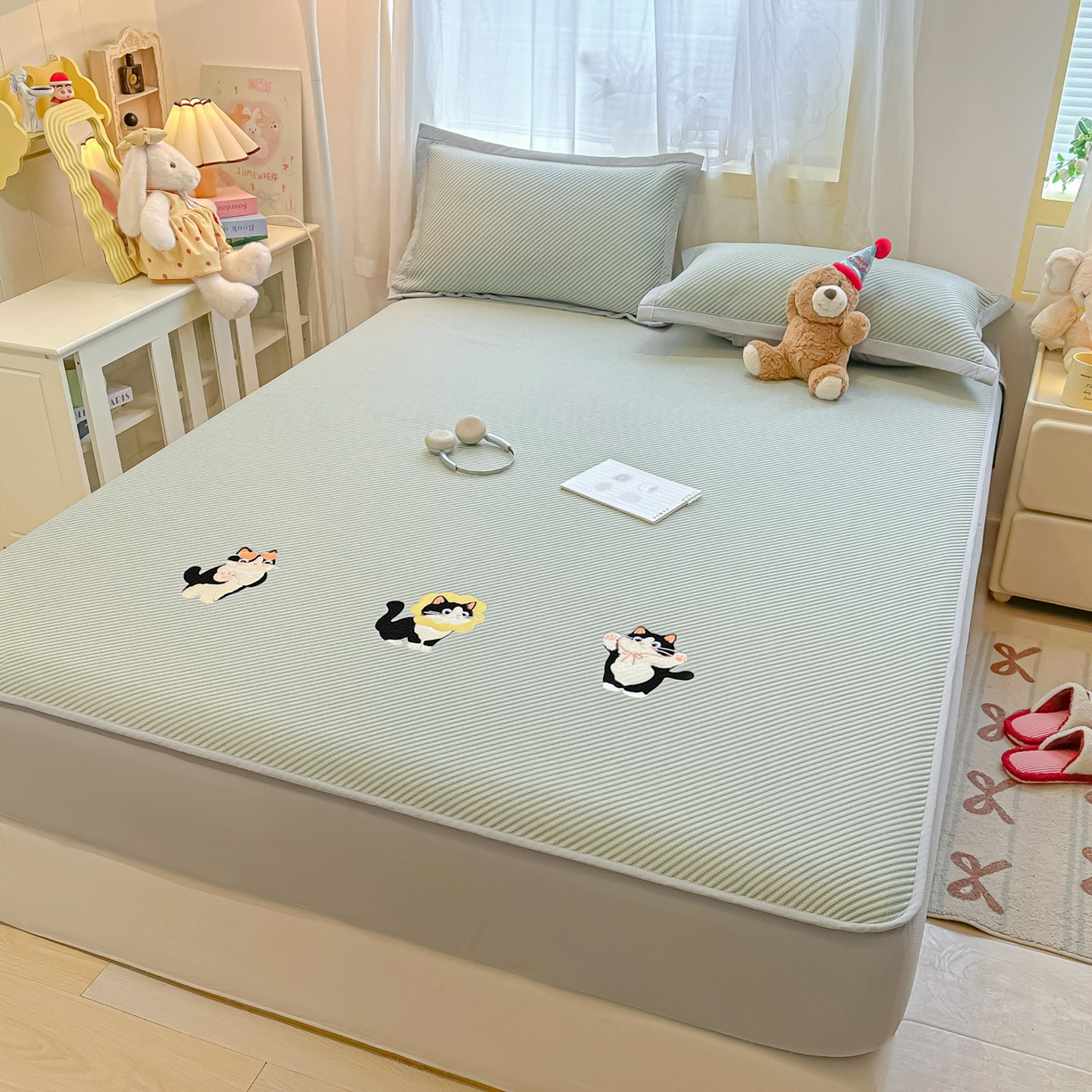 91家纺网 家纺一手货源 找家纺 多乐家纺 2026新款PE提花斜纹凉感豆豆卡通刺绣大包边复合凉席 三只猫-清新绿（床笠款）