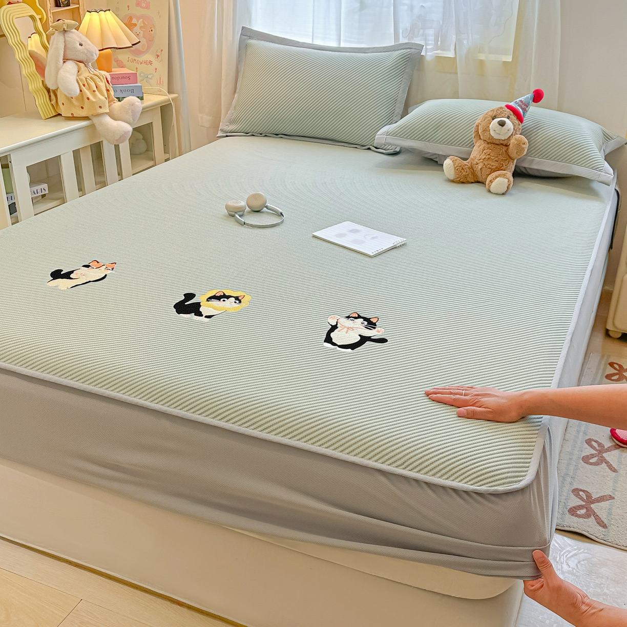 91家纺网 家纺一手货源 找家纺 多乐家纺 2026新款PE提花斜纹凉感豆豆卡通刺绣大包边复合凉席 三只猫-清新绿（床笠款）