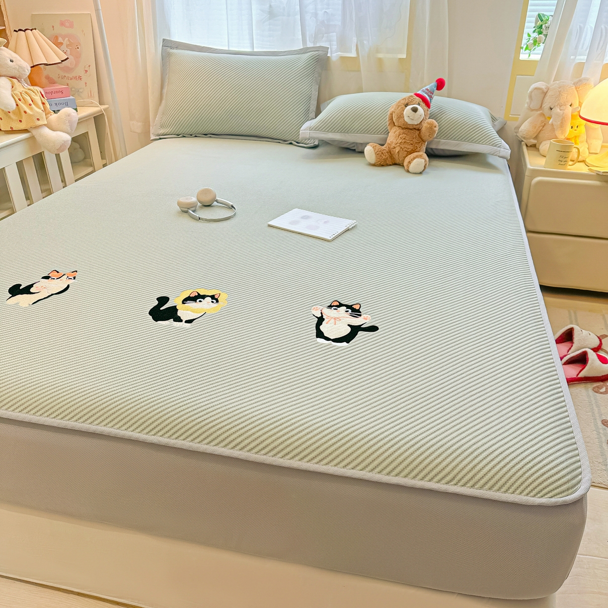 91家纺网 家纺一手货源 找家纺 多乐家纺 2026新款PE提花斜纹凉感豆豆卡通刺绣大包边复合凉席 三只猫-清新绿（床笠款）