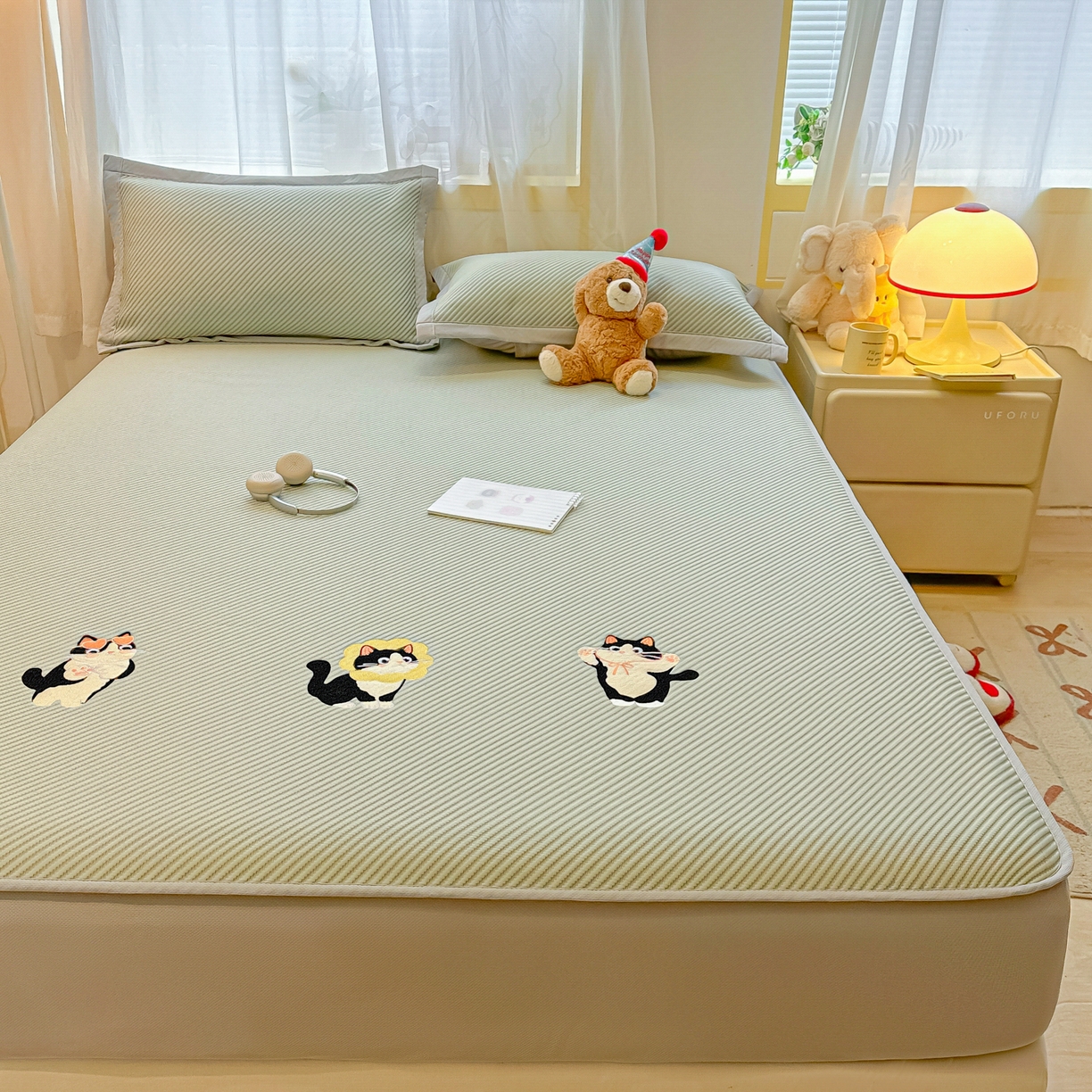 91家纺网 家纺一手货源 找家纺 多乐家纺 2026新款PE提花斜纹凉感豆豆卡通刺绣大包边复合凉席 三只猫-清新绿（床笠款）