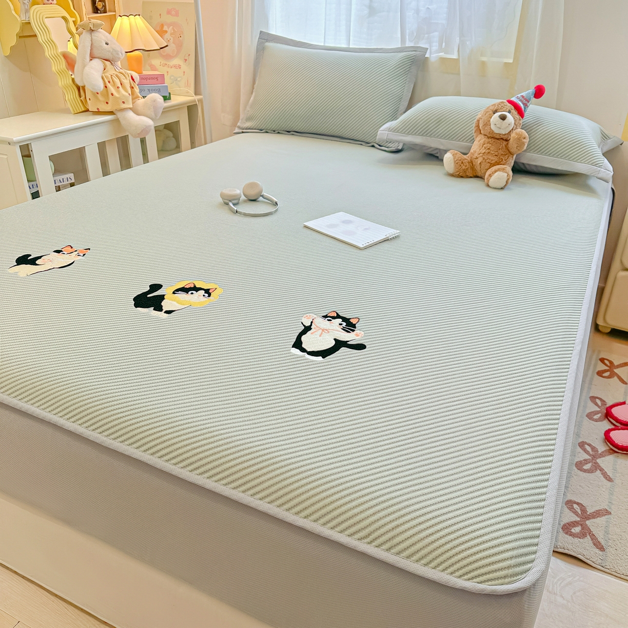 91家纺网 家纺一手货源 找家纺 多乐家纺 2026新款PE提花斜纹凉感豆豆卡通刺绣大包边复合凉席 三只猫-清新绿（床笠款）