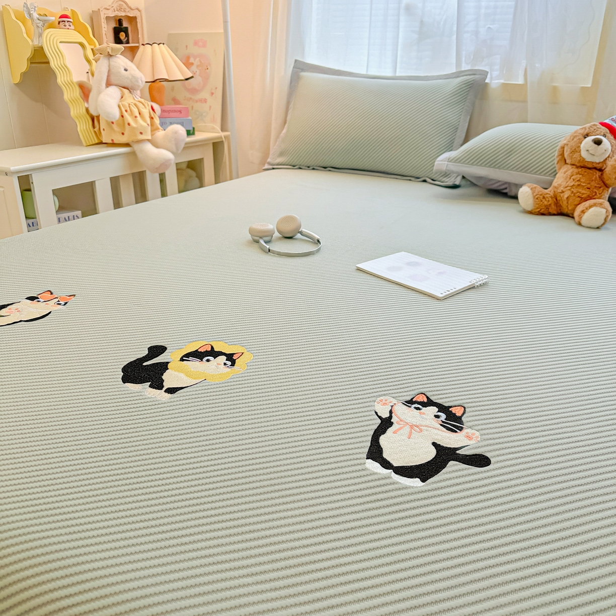 91家纺网 家纺一手货源 找家纺 多乐家纺 2026新款PE提花斜纹凉感豆豆卡通刺绣大包边复合凉席 三只猫-清新绿（床笠款）