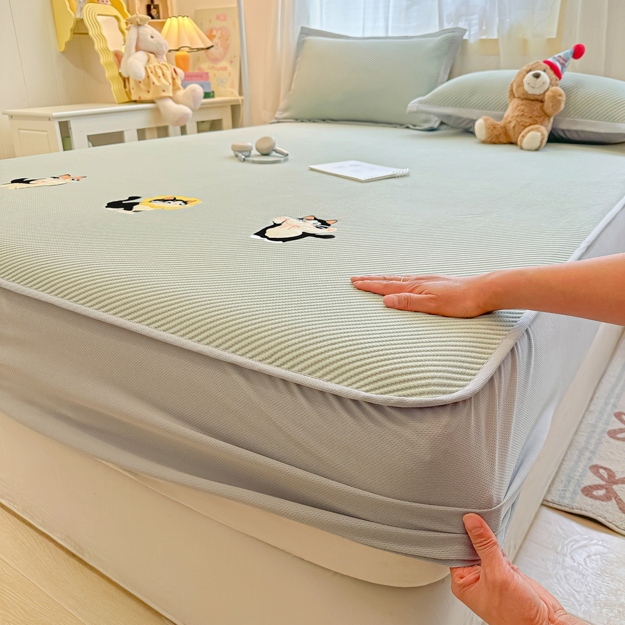 91家纺网 家纺一手货源 找家纺 多乐家纺 2026新款PE提花斜纹凉感豆豆卡通刺绣大包边复合凉席 三只猫-清新绿（床笠款）