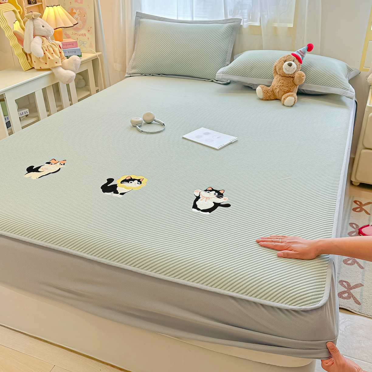 91家纺网 家纺一手货源 找家纺 多乐家纺 2026新款PE提花斜纹凉感豆豆卡通刺绣大包边复合凉席 三只猫-清新绿（床笠款）
