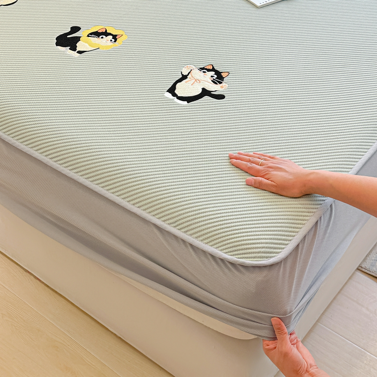 91家纺网 家纺一手货源 找家纺 多乐家纺 2026新款PE提花斜纹凉感豆豆卡通刺绣大包边复合凉席 三只猫-清新绿（床笠款）