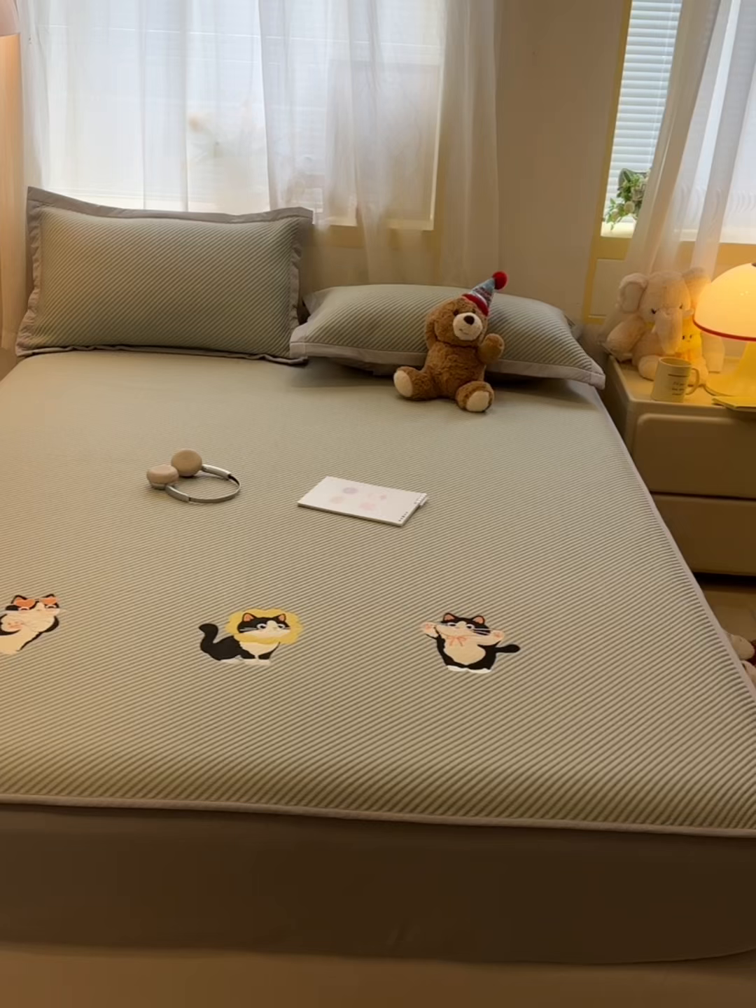 91家纺网 家纺一手货源 找家纺 多乐家纺 2026新款PE提花斜纹凉感豆豆卡通刺绣大包边复合凉席 三只猫-清新绿（床笠款）