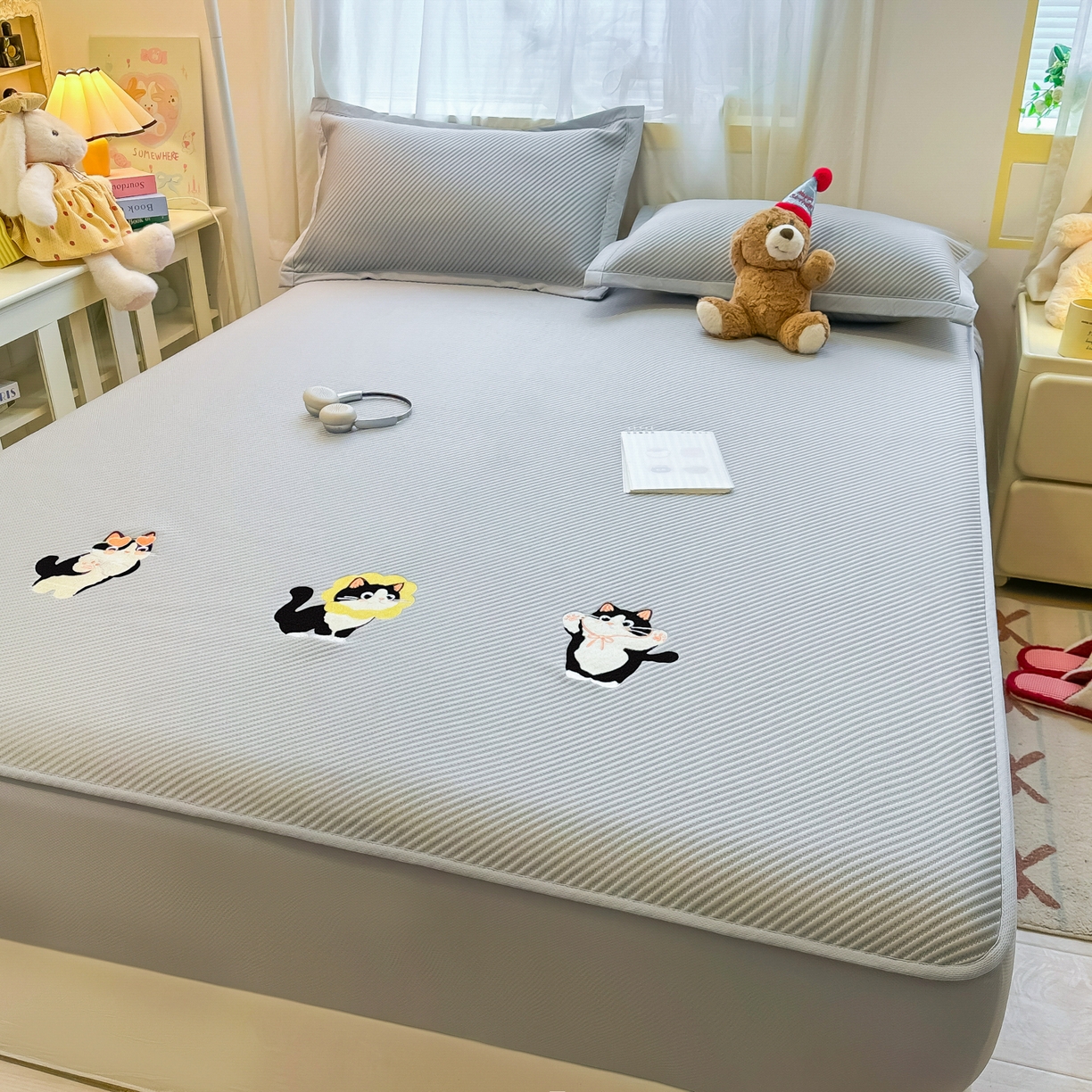 91家纺网 家纺一手货源 找家纺 多乐家纺 2026新款PE提花斜纹凉感豆豆卡通刺绣大包边复合凉席 三只猫-绅士灰（床笠款）