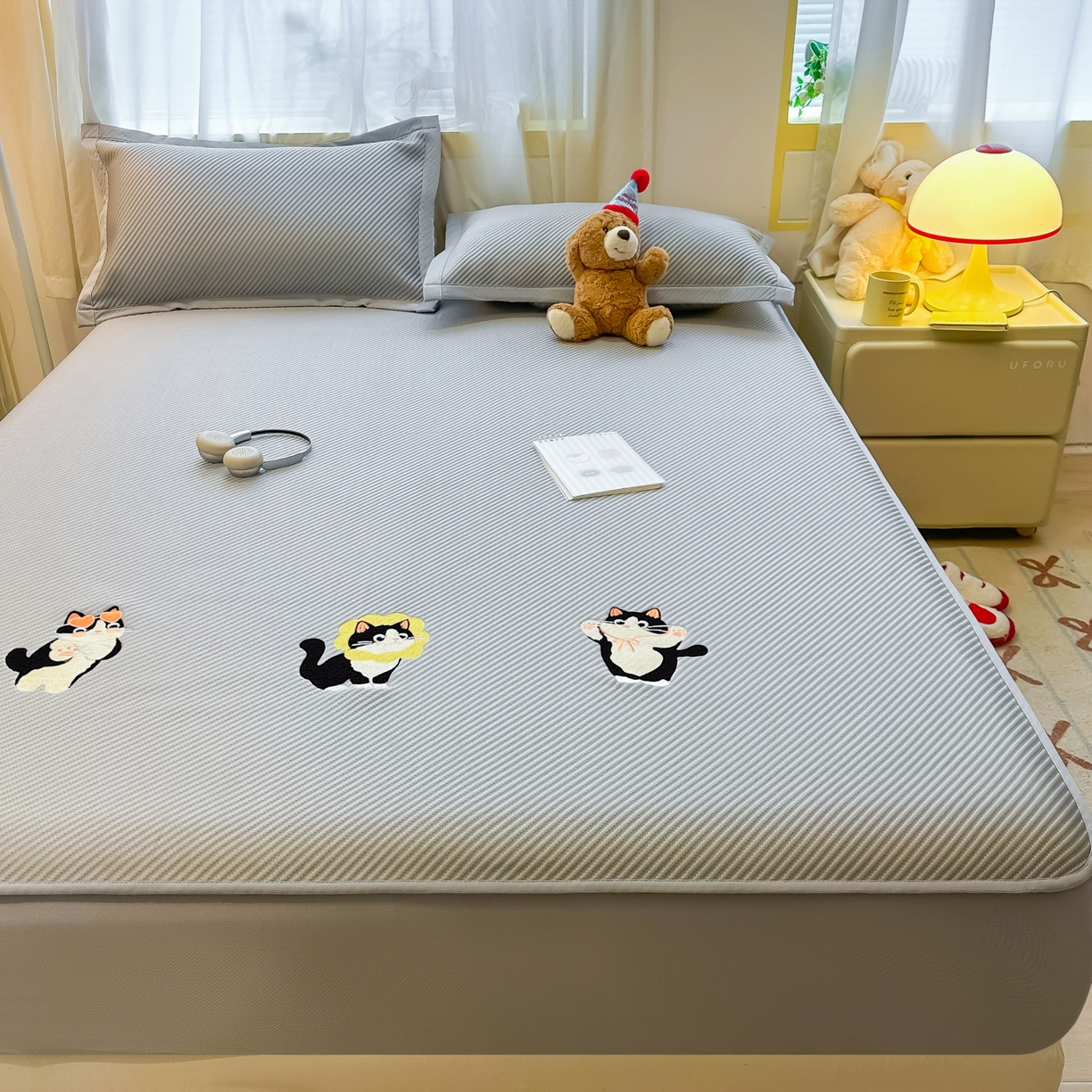 91家纺网 家纺一手货源 找家纺 多乐家纺 2026新款PE提花斜纹凉感豆豆卡通刺绣大包边复合凉席 三只猫-绅士灰（床笠款）