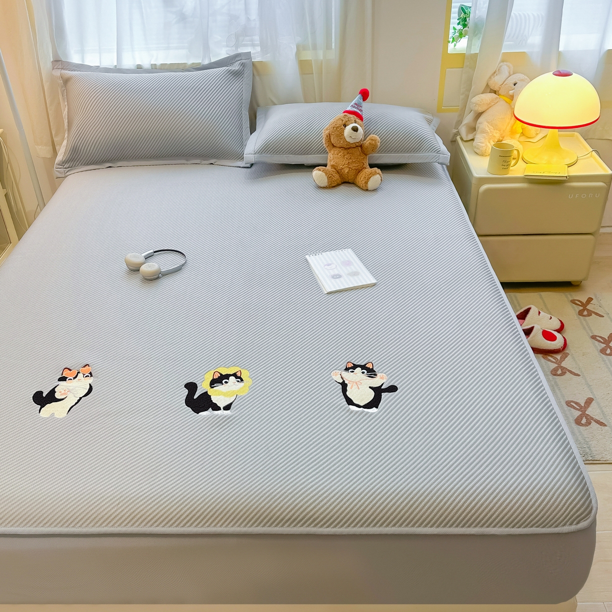 91家纺网 家纺一手货源 找家纺 多乐家纺 2026新款PE提花斜纹凉感豆豆卡通刺绣大包边复合凉席 三只猫-绅士灰（床笠款）