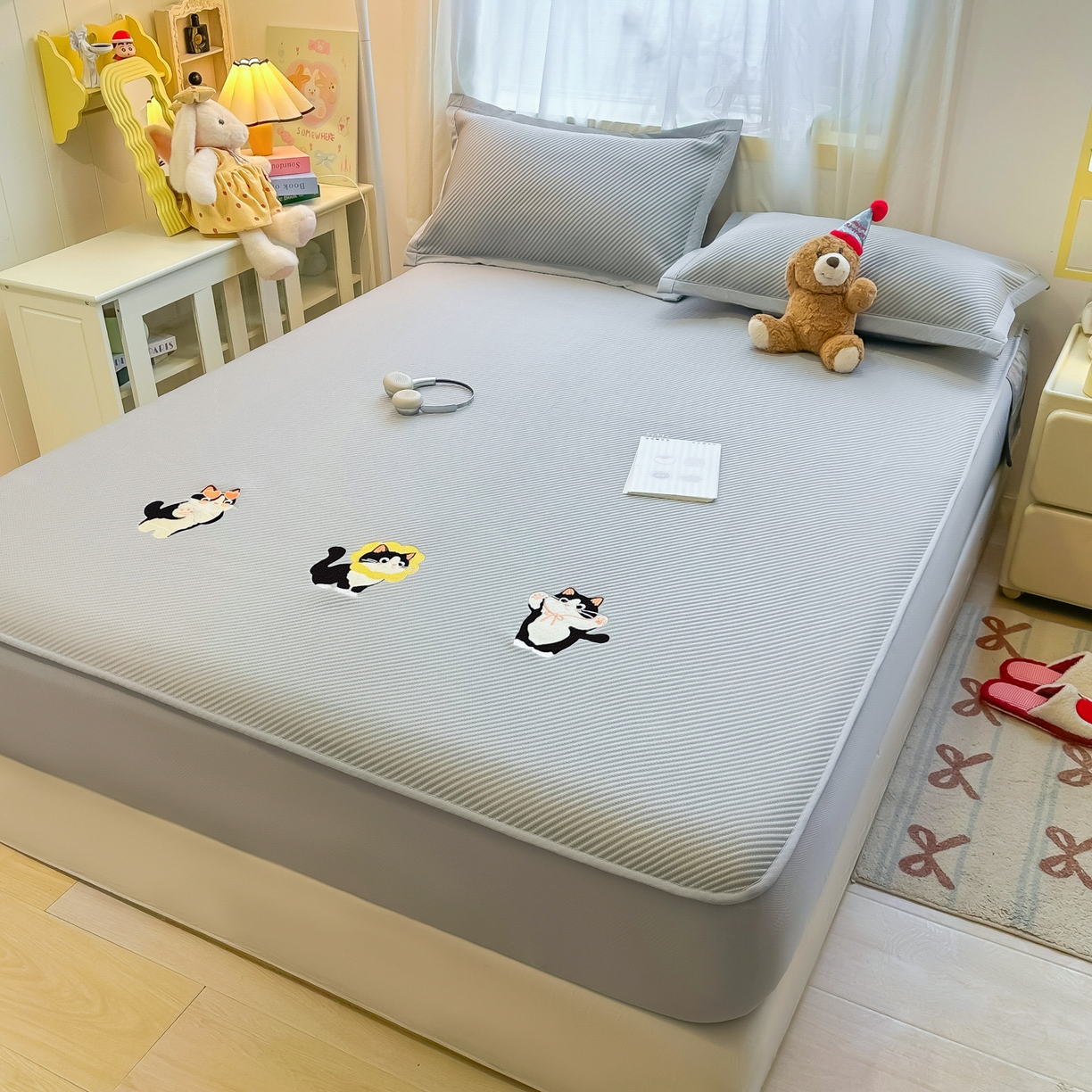 91家纺网 家纺一手货源 找家纺 多乐家纺 2026新款PE提花斜纹凉感豆豆卡通刺绣大包边复合凉席 三只猫-绅士灰（床笠款）