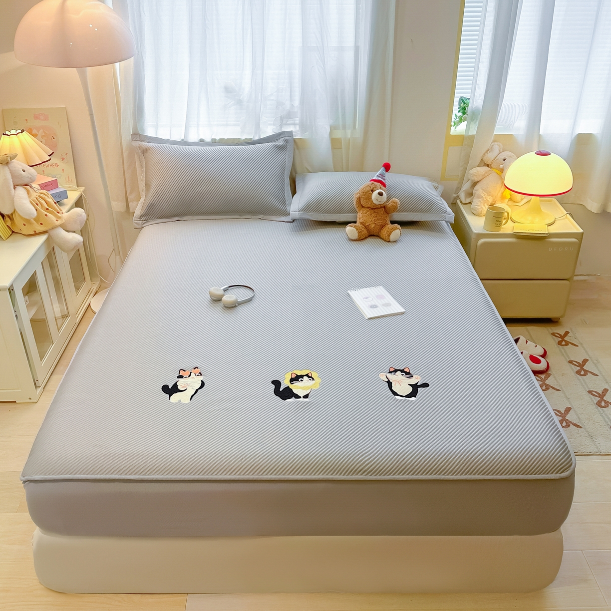 91家纺网 家纺一手货源 找家纺 多乐家纺 2026新款PE提花斜纹凉感豆豆卡通刺绣大包边复合凉席 三只猫-绅士灰（床笠款）