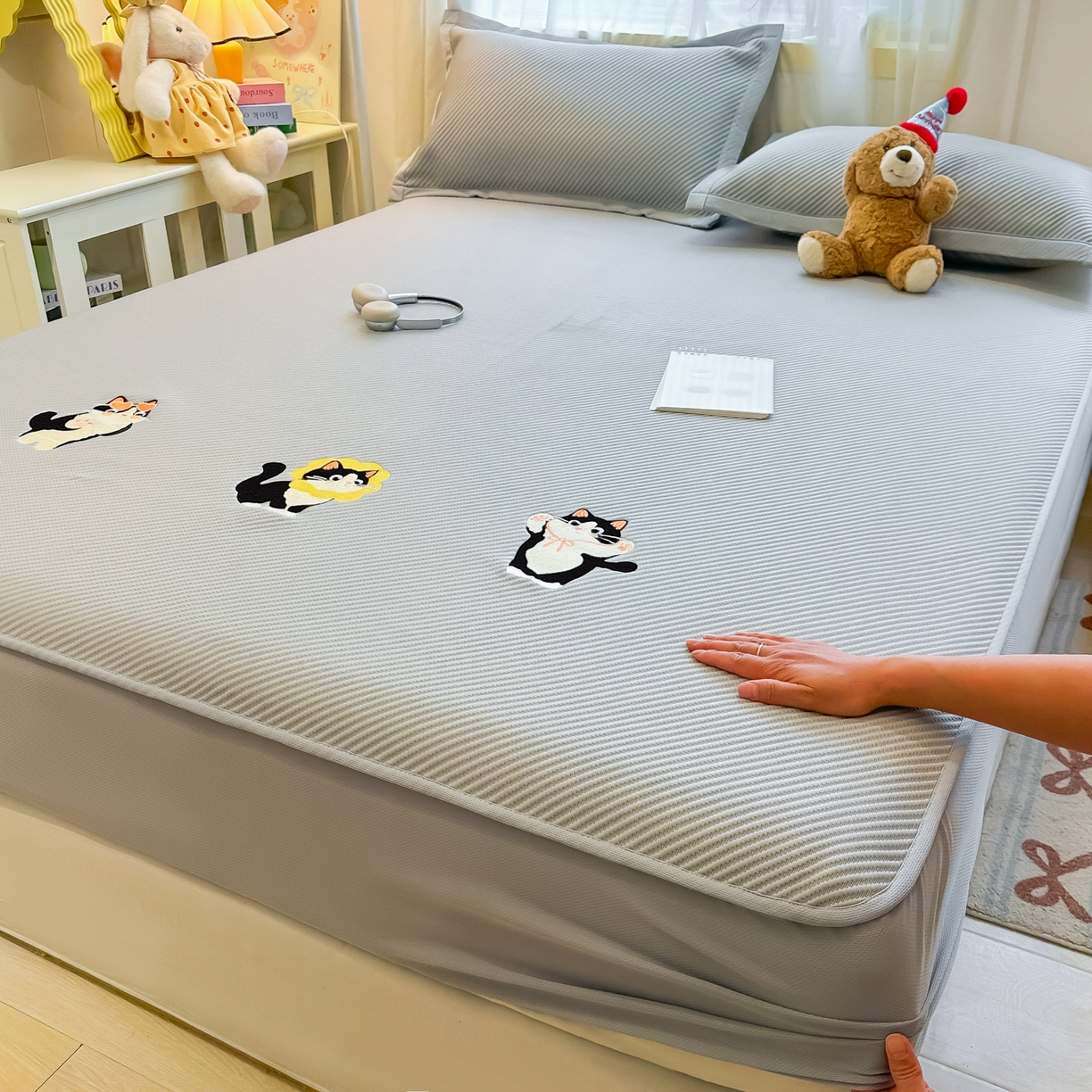 91家纺网 家纺一手货源 找家纺 多乐家纺 2026新款PE提花斜纹凉感豆豆卡通刺绣大包边复合凉席 三只猫-绅士灰（床笠款）