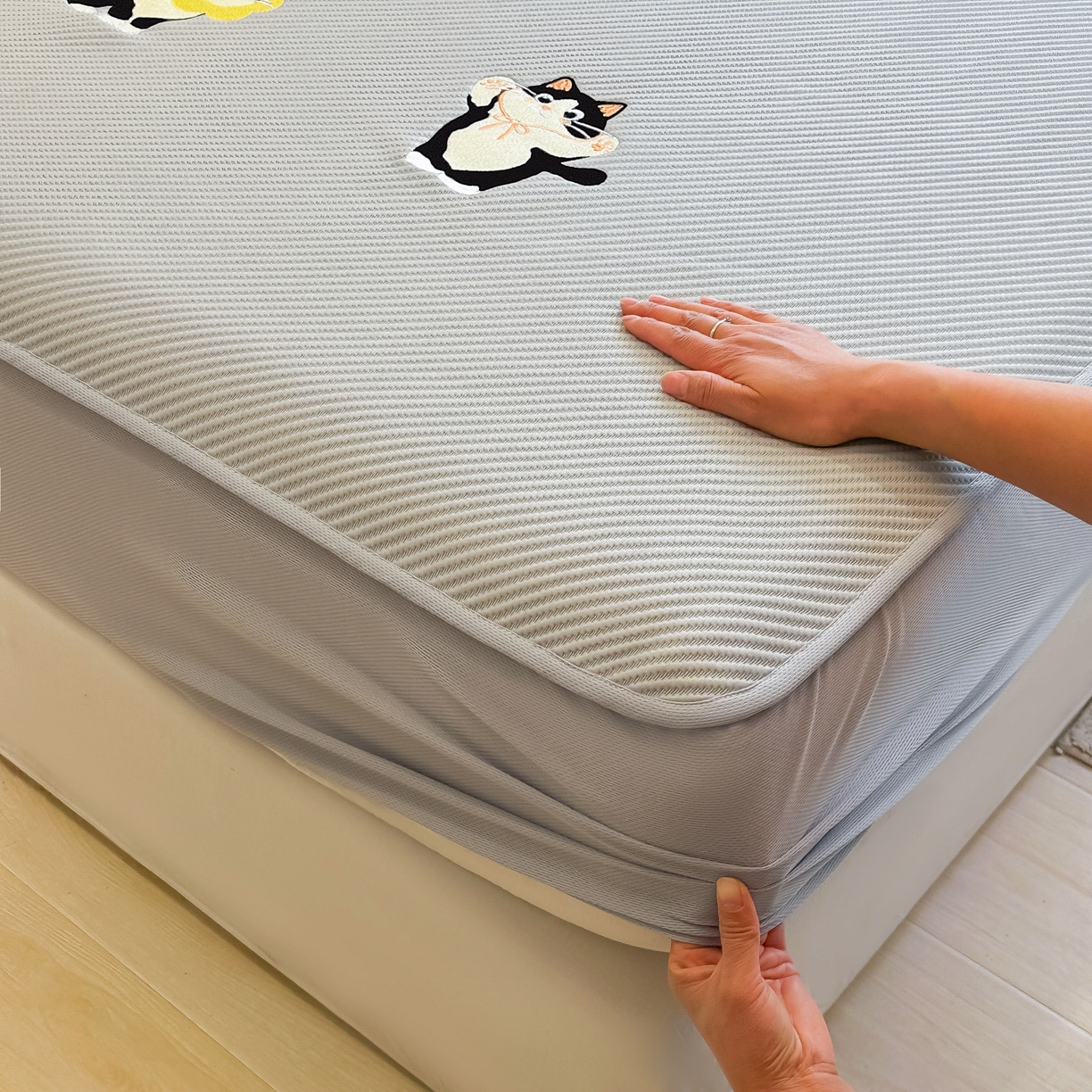 91家纺网 家纺一手货源 找家纺 多乐家纺 2026新款PE提花斜纹凉感豆豆卡通刺绣大包边复合凉席 三只猫-绅士灰（床笠款）