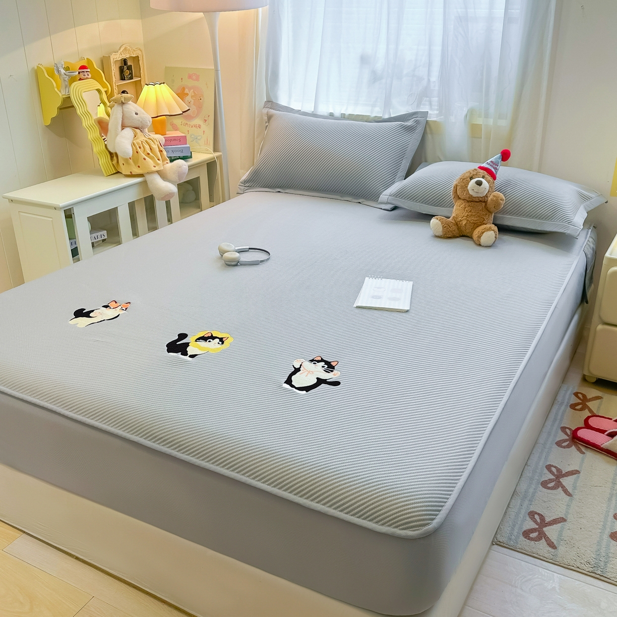 91家纺网 家纺一手货源 找家纺 多乐家纺 2026新款PE提花斜纹凉感豆豆卡通刺绣大包边复合凉席 三只猫-绅士灰（床笠款）