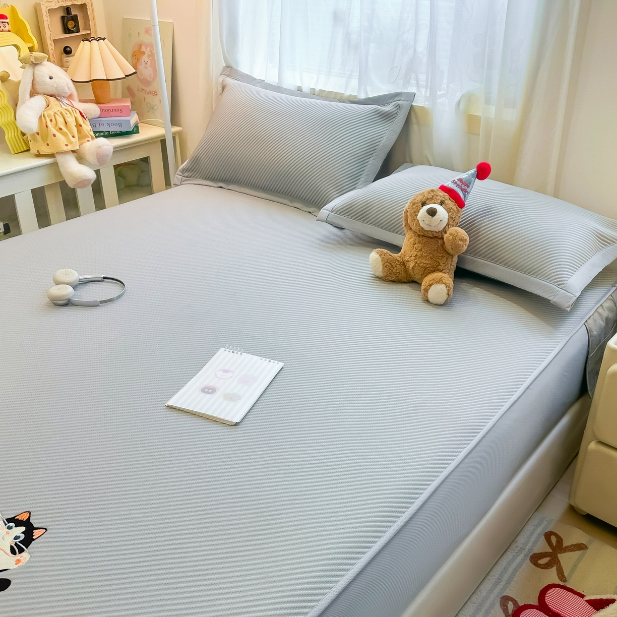 91家纺网 家纺一手货源 找家纺 多乐家纺 2026新款PE提花斜纹凉感豆豆卡通刺绣大包边复合凉席 三只猫-绅士灰（床笠款）