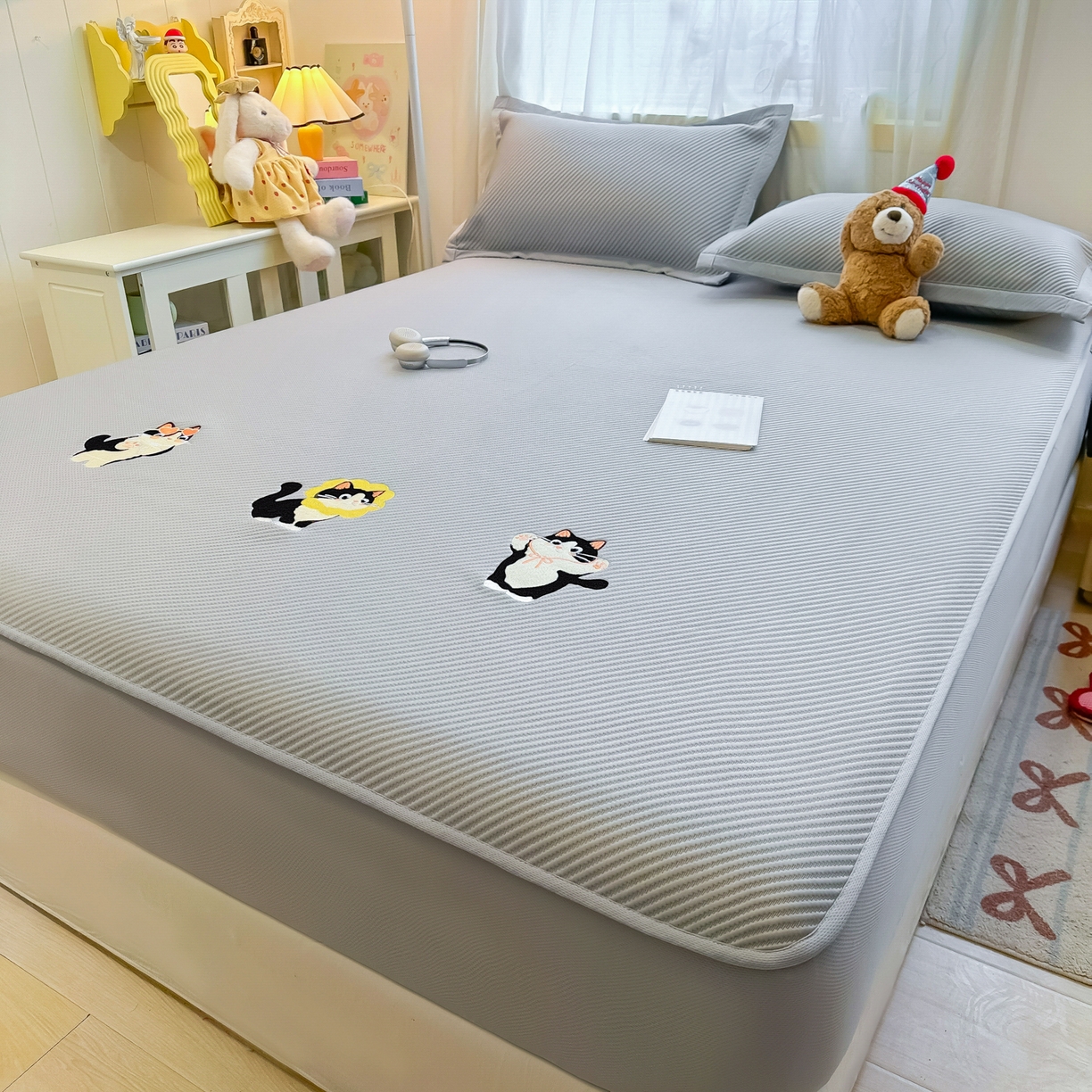 91家纺网 家纺一手货源 找家纺 多乐家纺 2026新款PE提花斜纹凉感豆豆卡通刺绣大包边复合凉席 三只猫-绅士灰（床笠款）