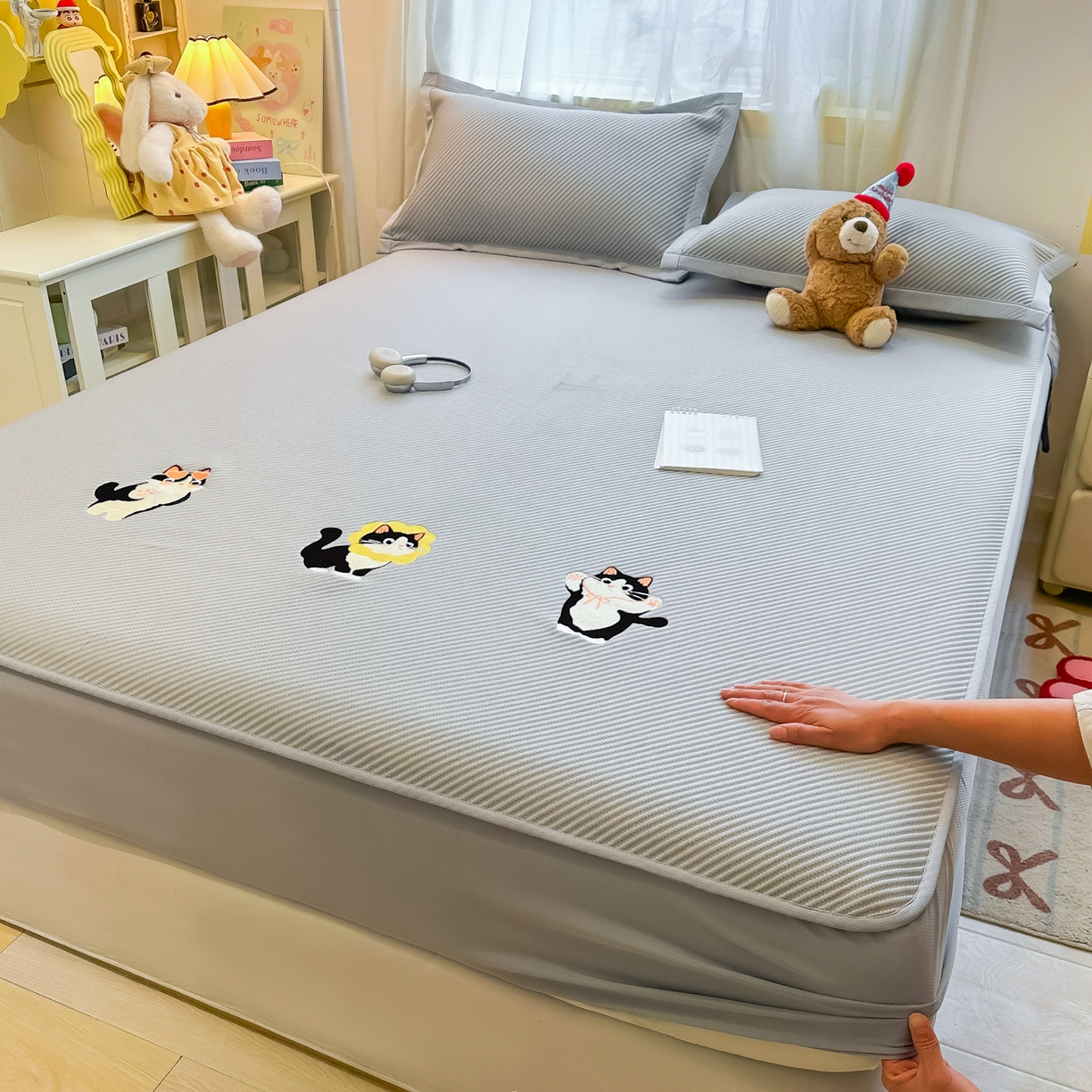 91家纺网 家纺一手货源 找家纺 多乐家纺 2026新款PE提花斜纹凉感豆豆卡通刺绣大包边复合凉席 三只猫-绅士灰（床笠款）