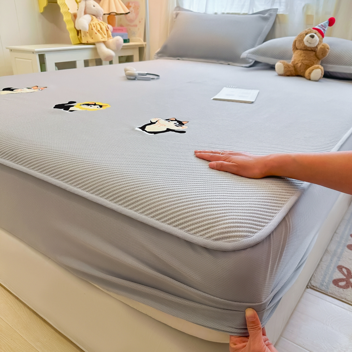 91家纺网 家纺一手货源 找家纺 多乐家纺 2026新款PE提花斜纹凉感豆豆卡通刺绣大包边复合凉席 三只猫-绅士灰（床笠款）