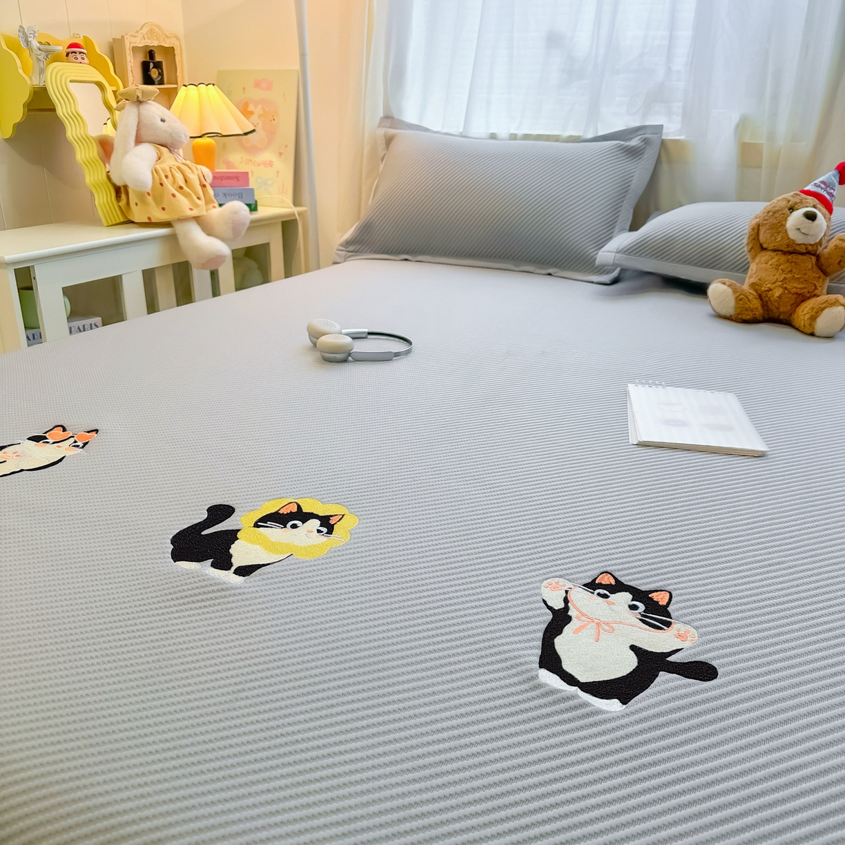 91家纺网 家纺一手货源 找家纺 多乐家纺 2026新款PE提花斜纹凉感豆豆卡通刺绣大包边复合凉席 三只猫-绅士灰（床笠款）