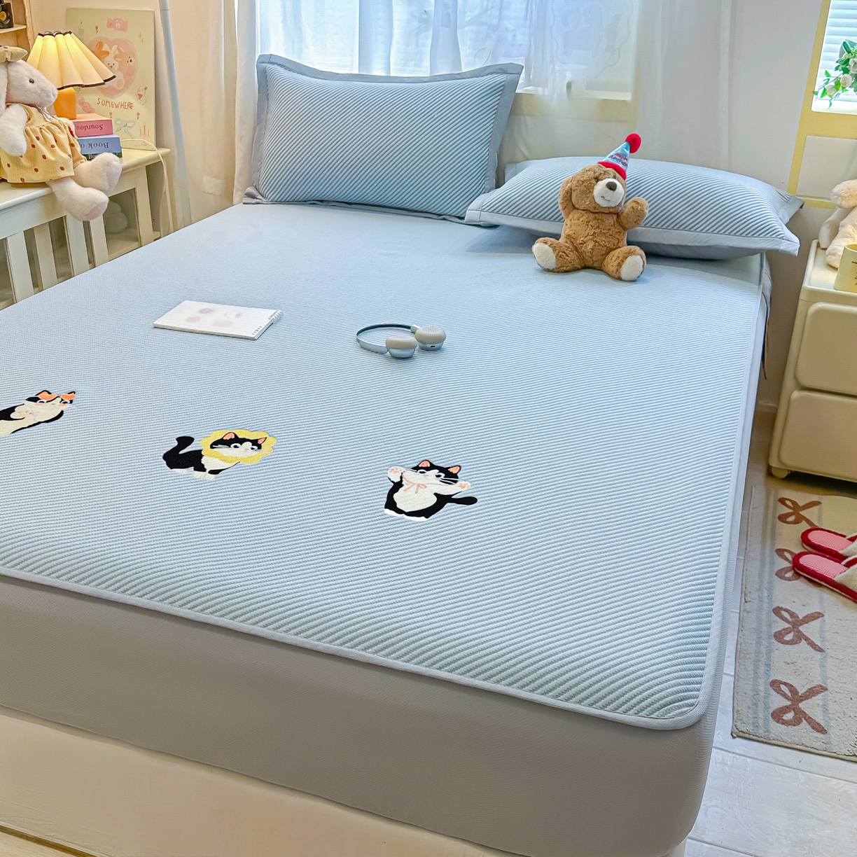 91家纺网 家纺一手货源 找家纺 多乐家纺 2026新款PE提花斜纹凉感豆豆卡通刺绣大包边复合凉席 三只猫-天空蓝（床笠款）