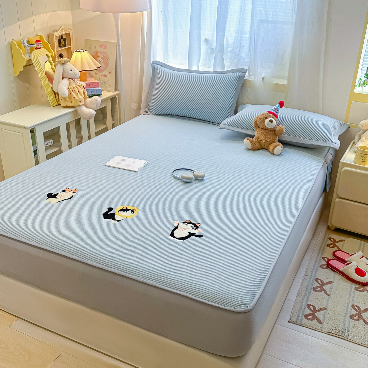 91家纺网 家纺一手货源 找家纺 多乐家纺 2026新款PE提花斜纹凉感豆豆卡通刺绣大包边复合凉席 三只猫-天空蓝（床笠款）