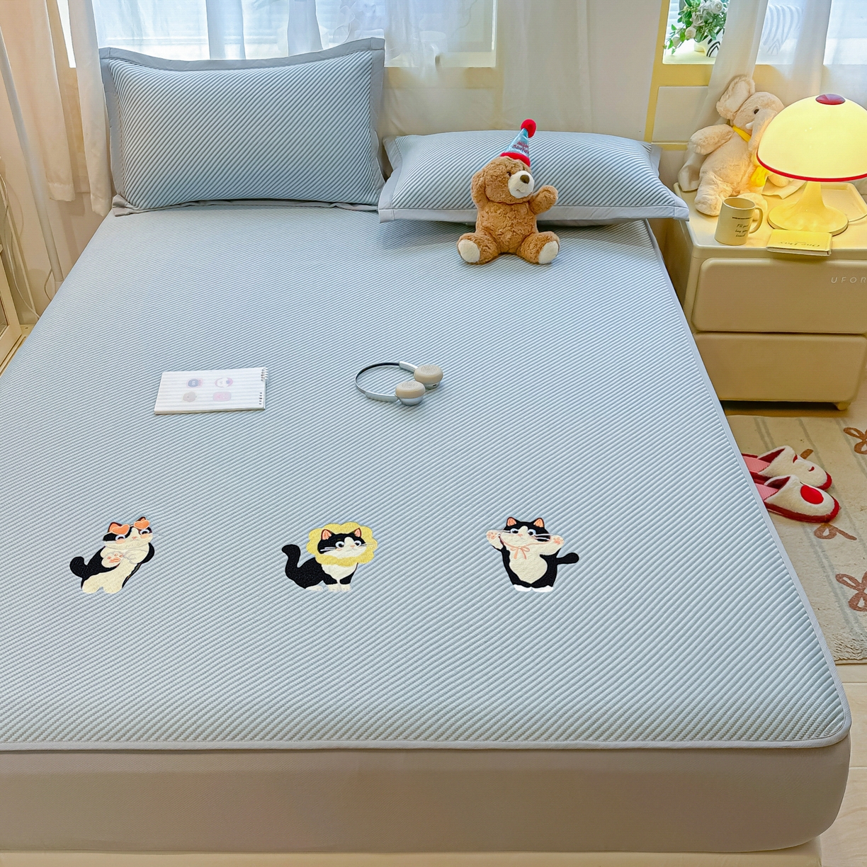 91家纺网 家纺一手货源 找家纺 多乐家纺 2026新款PE提花斜纹凉感豆豆卡通刺绣大包边复合凉席 三只猫-天空蓝（床笠款）