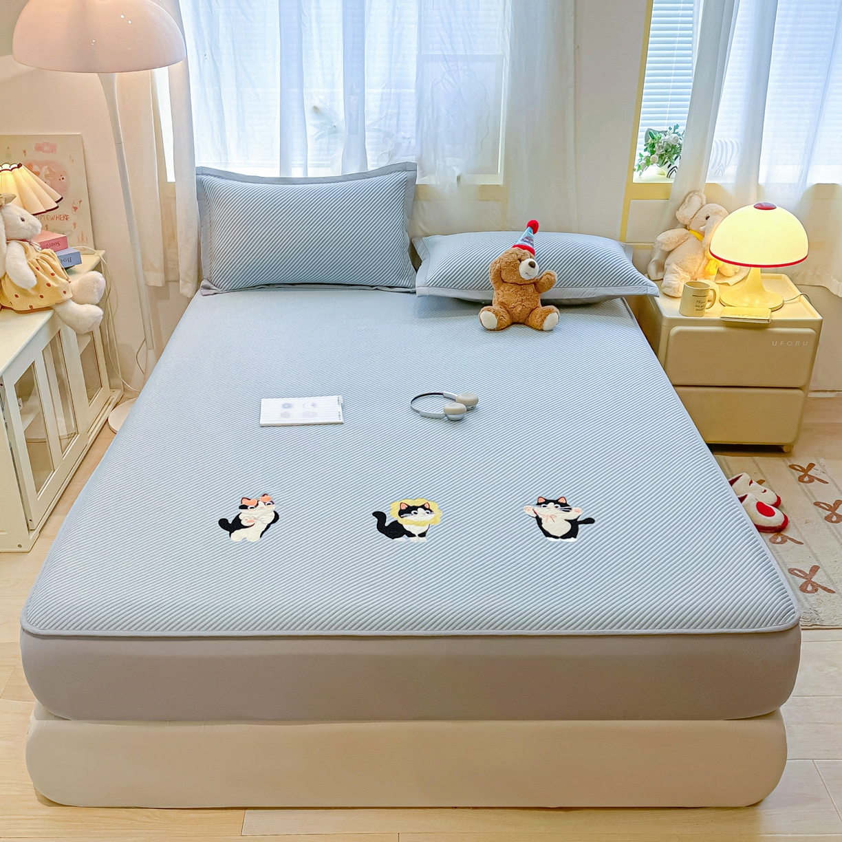 91家纺网 家纺一手货源 找家纺 多乐家纺 2026新款PE提花斜纹凉感豆豆卡通刺绣大包边复合凉席 三只猫-天空蓝（床笠款）