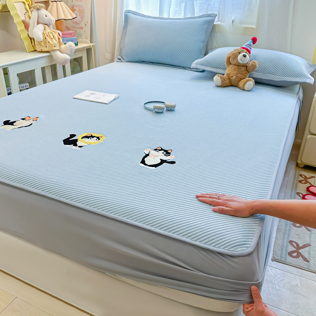 91家纺网 家纺一手货源 找家纺 多乐家纺 2026新款PE提花斜纹凉感豆豆卡通刺绣大包边复合凉席 三只猫-天空蓝（床笠款）