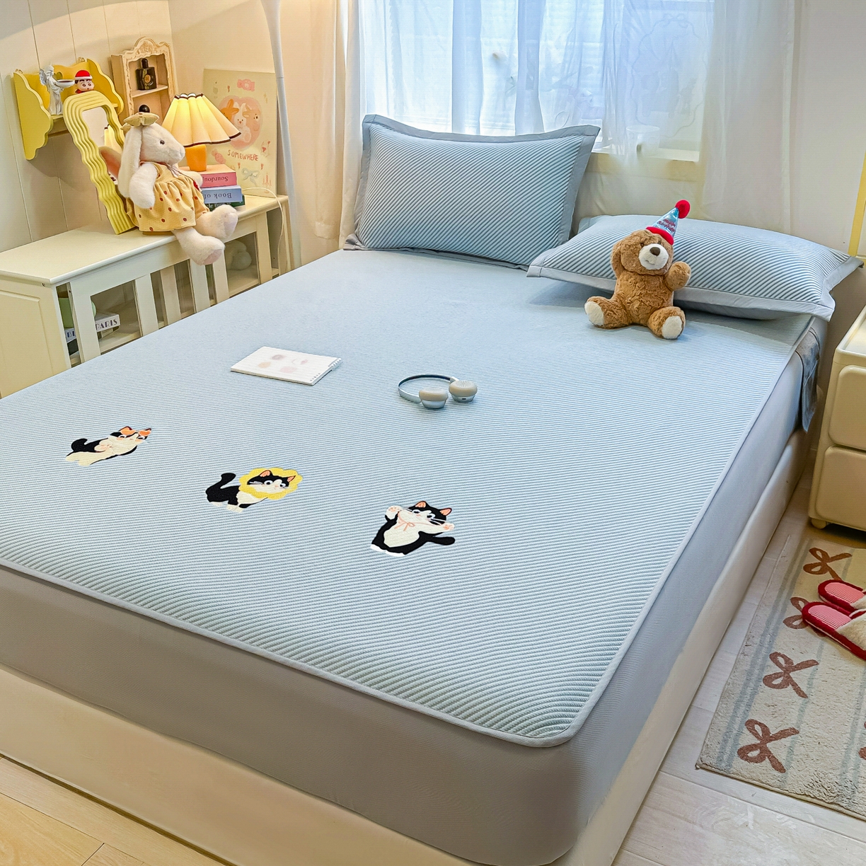 91家纺网 家纺一手货源 找家纺 多乐家纺 2026新款PE提花斜纹凉感豆豆卡通刺绣大包边复合凉席 三只猫-天空蓝（床笠款）