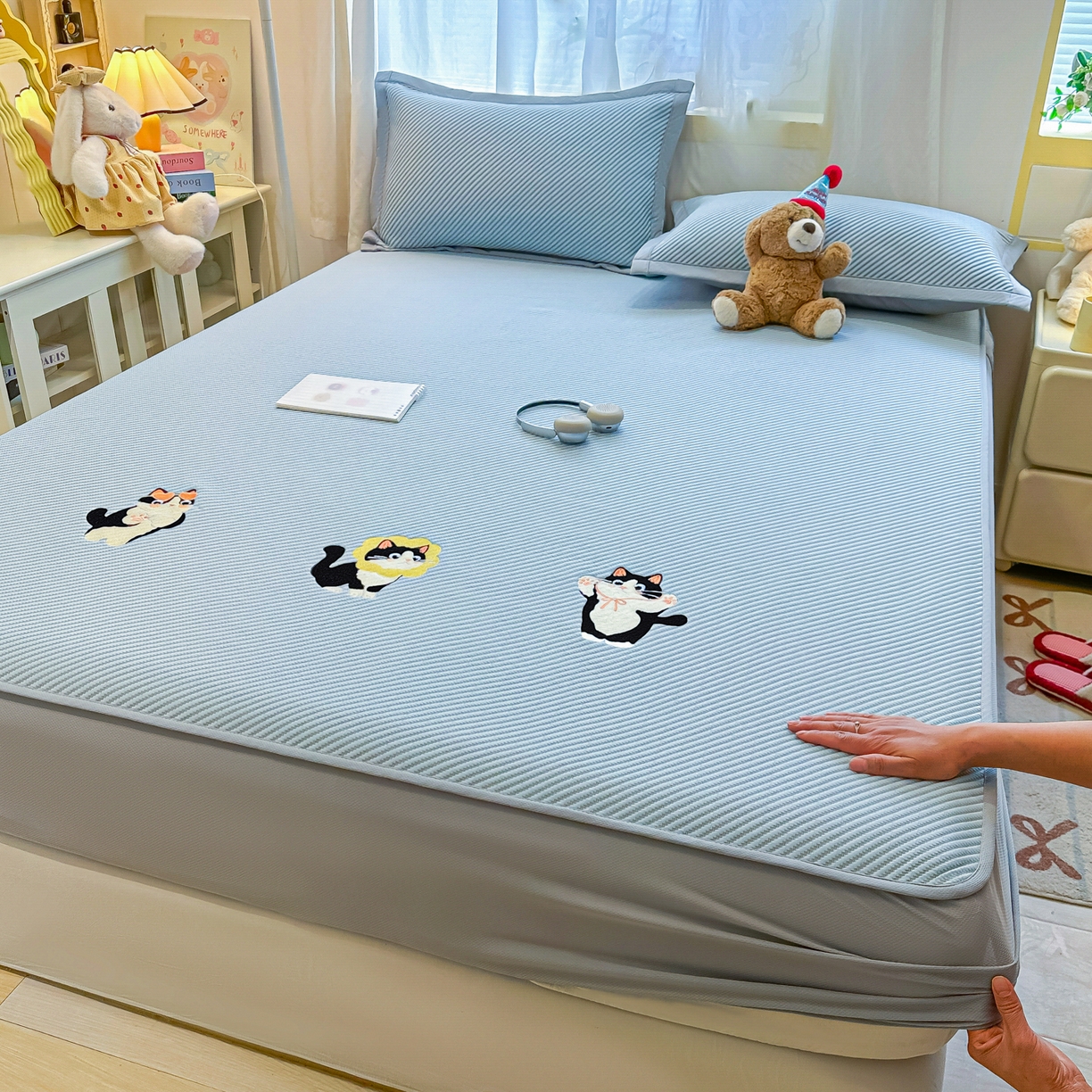 91家纺网 家纺一手货源 找家纺 多乐家纺 2026新款PE提花斜纹凉感豆豆卡通刺绣大包边复合凉席 三只猫-天空蓝（床笠款）