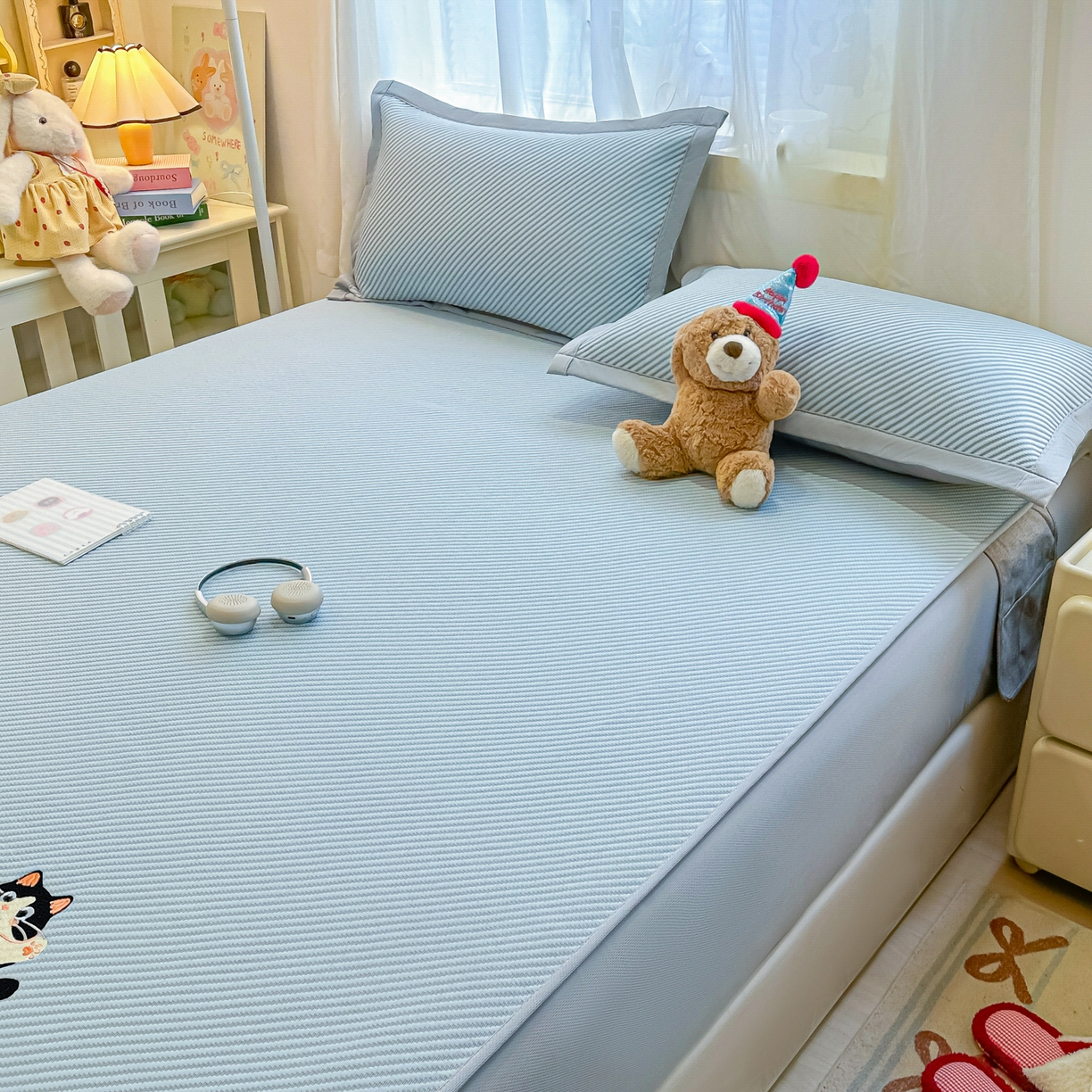 91家纺网 家纺一手货源 找家纺 多乐家纺 2026新款PE提花斜纹凉感豆豆卡通刺绣大包边复合凉席 三只猫-天空蓝（床笠款）