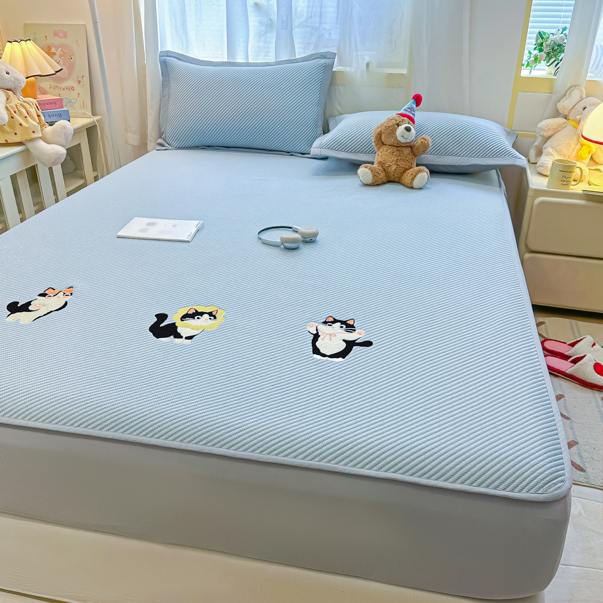 91家纺网 家纺一手货源 找家纺 多乐家纺 2026新款PE提花斜纹凉感豆豆卡通刺绣大包边复合凉席 三只猫-天空蓝（床笠款）