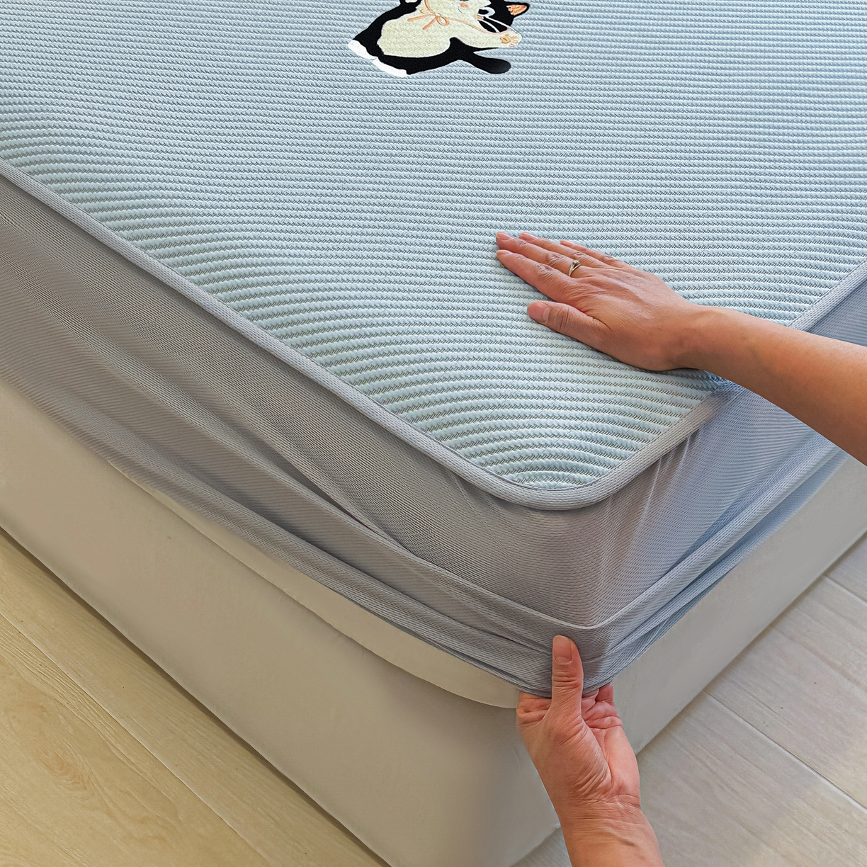 91家纺网 家纺一手货源 找家纺 多乐家纺 2026新款PE提花斜纹凉感豆豆卡通刺绣大包边复合凉席 三只猫-天空蓝（床笠款）