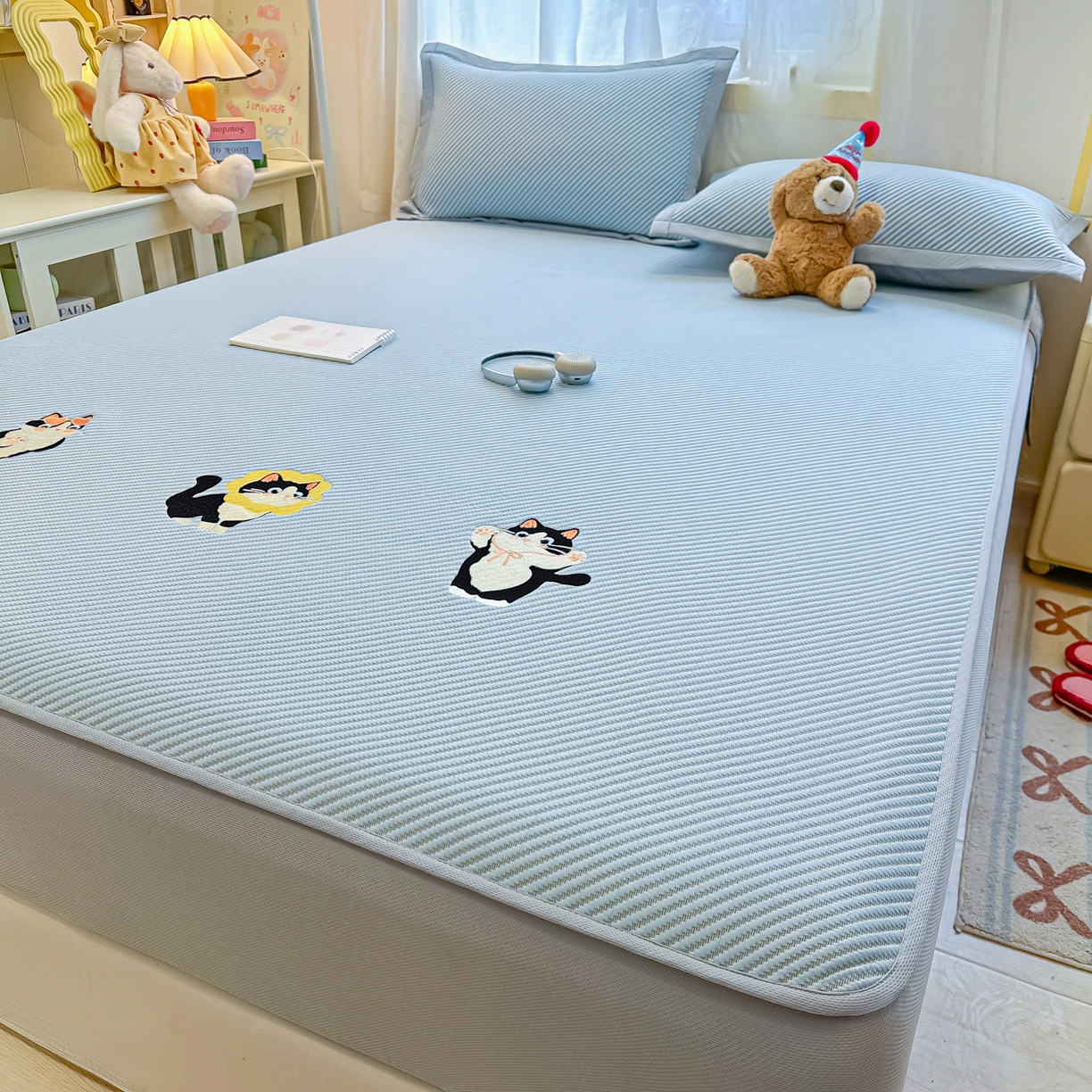 91家纺网 家纺一手货源 找家纺 多乐家纺 2026新款PE提花斜纹凉感豆豆卡通刺绣大包边复合凉席 三只猫-天空蓝（床笠款）