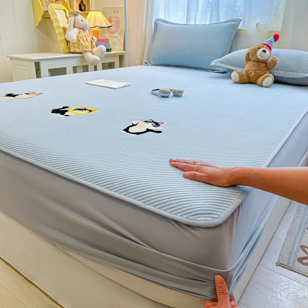 91家纺网 家纺一手货源 找家纺 多乐家纺 2026新款PE提花斜纹凉感豆豆卡通刺绣大包边复合凉席 三只猫-天空蓝（床笠款）