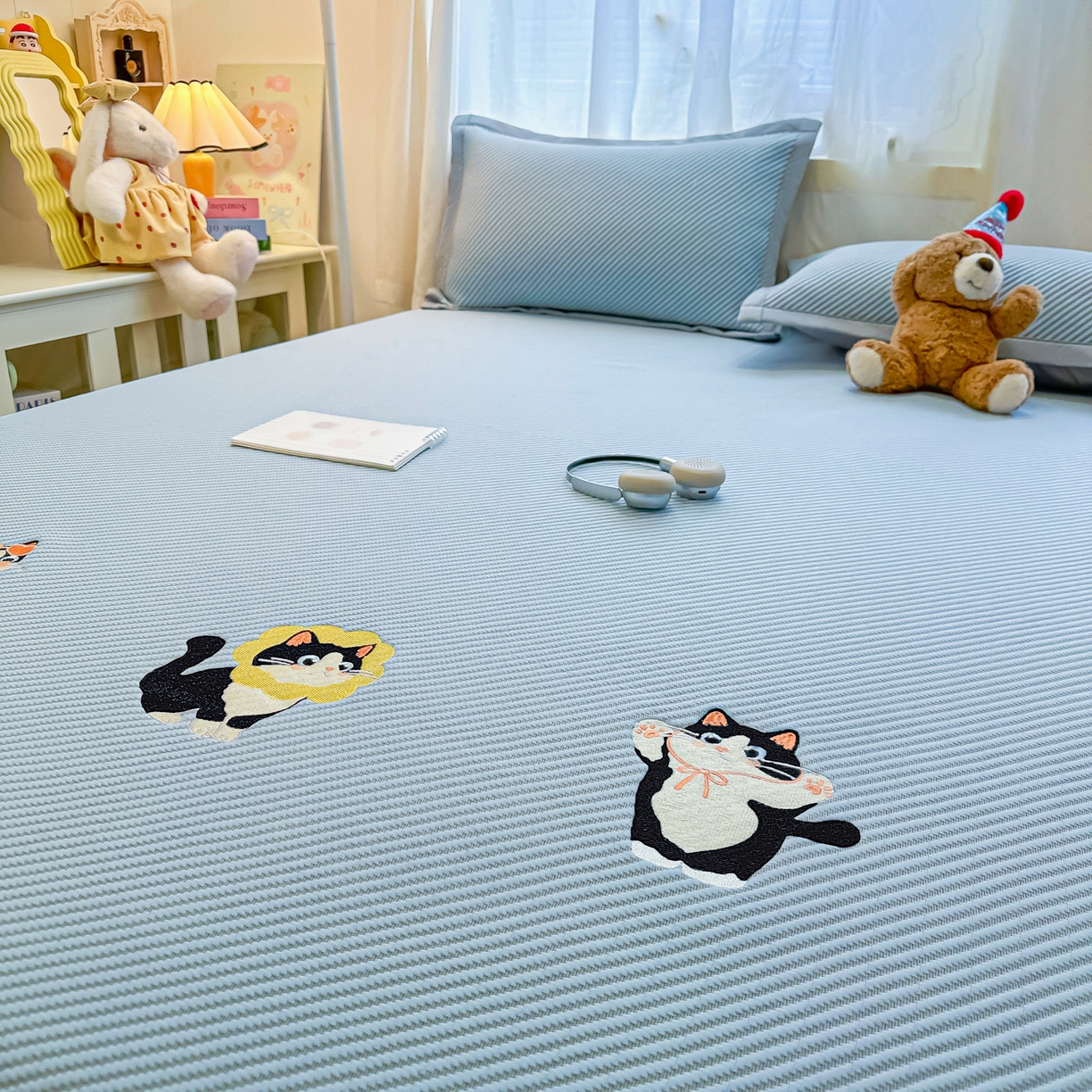 91家纺网 家纺一手货源 找家纺 多乐家纺 2026新款PE提花斜纹凉感豆豆卡通刺绣大包边复合凉席 三只猫-天空蓝（床笠款）