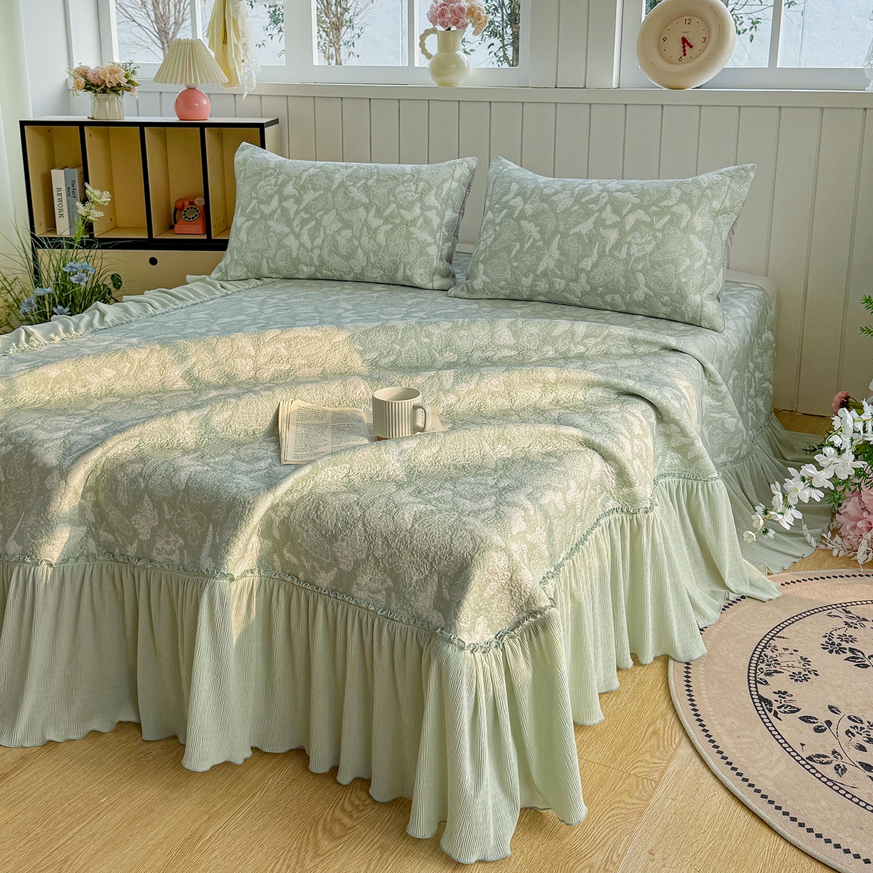 91家纺网 家纺一手货源 找家纺 （总）卡初家居（原微来） 2026新款A类凉豆豆凉感双面提花床裙款-蝶舞花间