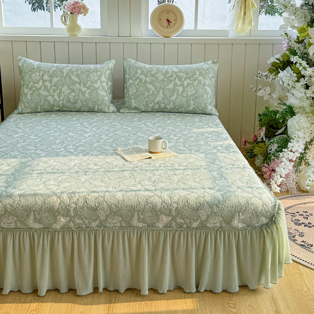 91家纺网 家纺一手货源 找家纺 （总）卡初家居（原微来） 2026新款A类凉豆豆凉感双面提花床裙款-蝶舞花间