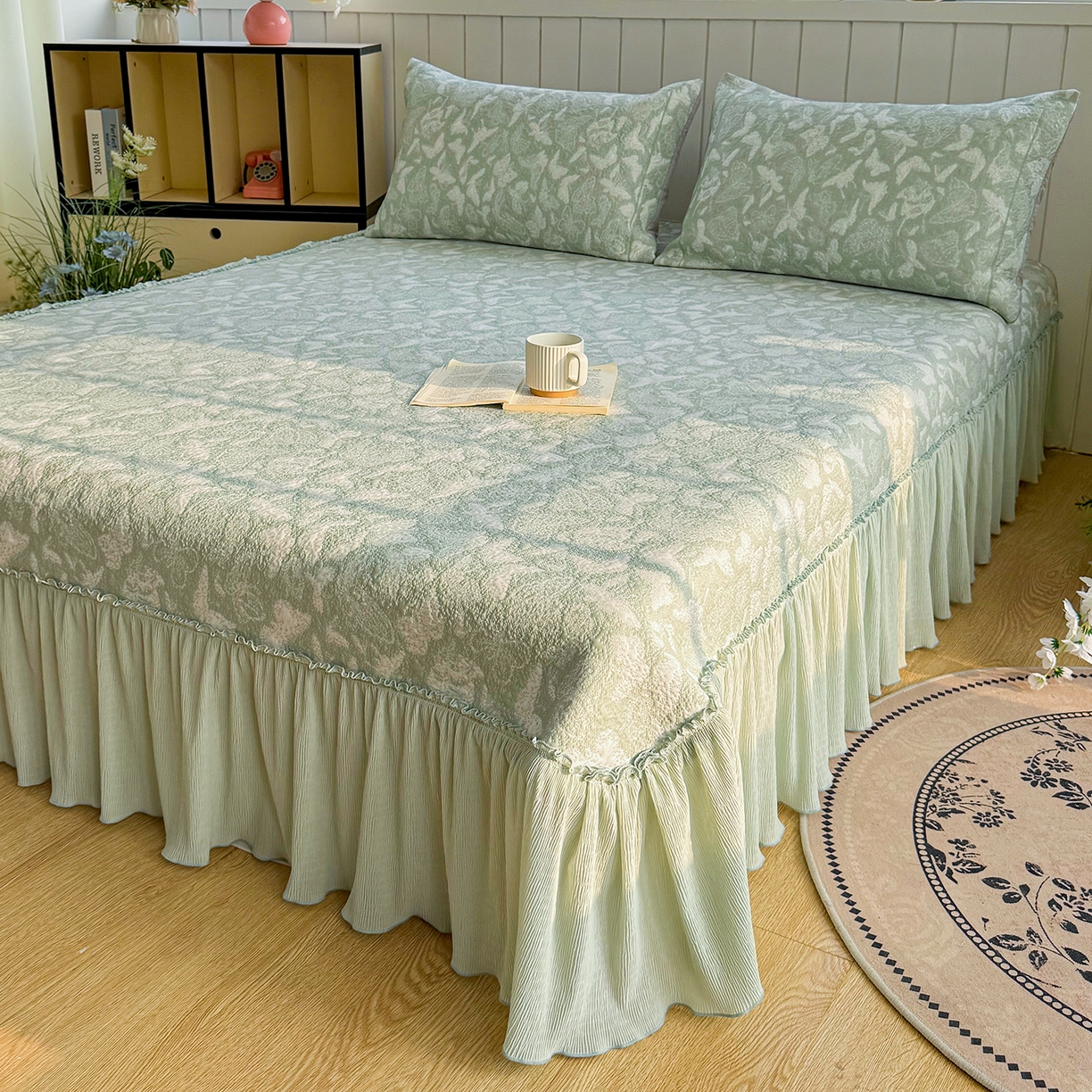 91家纺网 家纺一手货源 找家纺 （总）卡初家居（原微来） 2026新款A类凉豆豆凉感双面提花床裙款-蝶舞花间