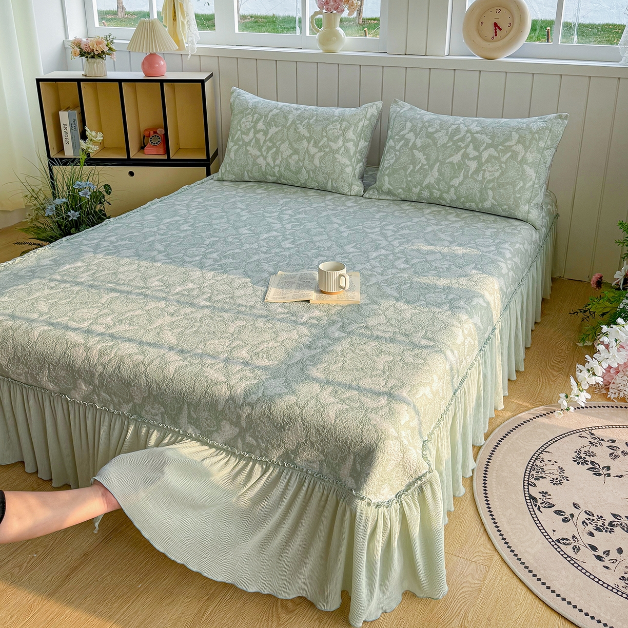 91家纺网 家纺一手货源 找家纺 （总）卡初家居（原微来） 2026新款A类凉豆豆凉感双面提花床裙款-蝶舞花间