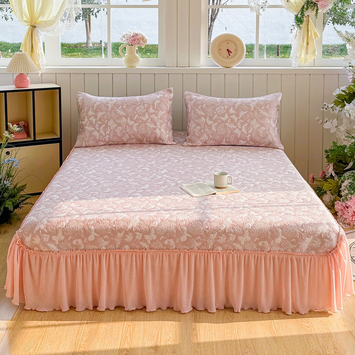 91家纺网 家纺一手货源 找家纺 （总）卡初家居（原微来） 2026新款A类凉豆豆凉感双面提花床裙款-蝶舞花间