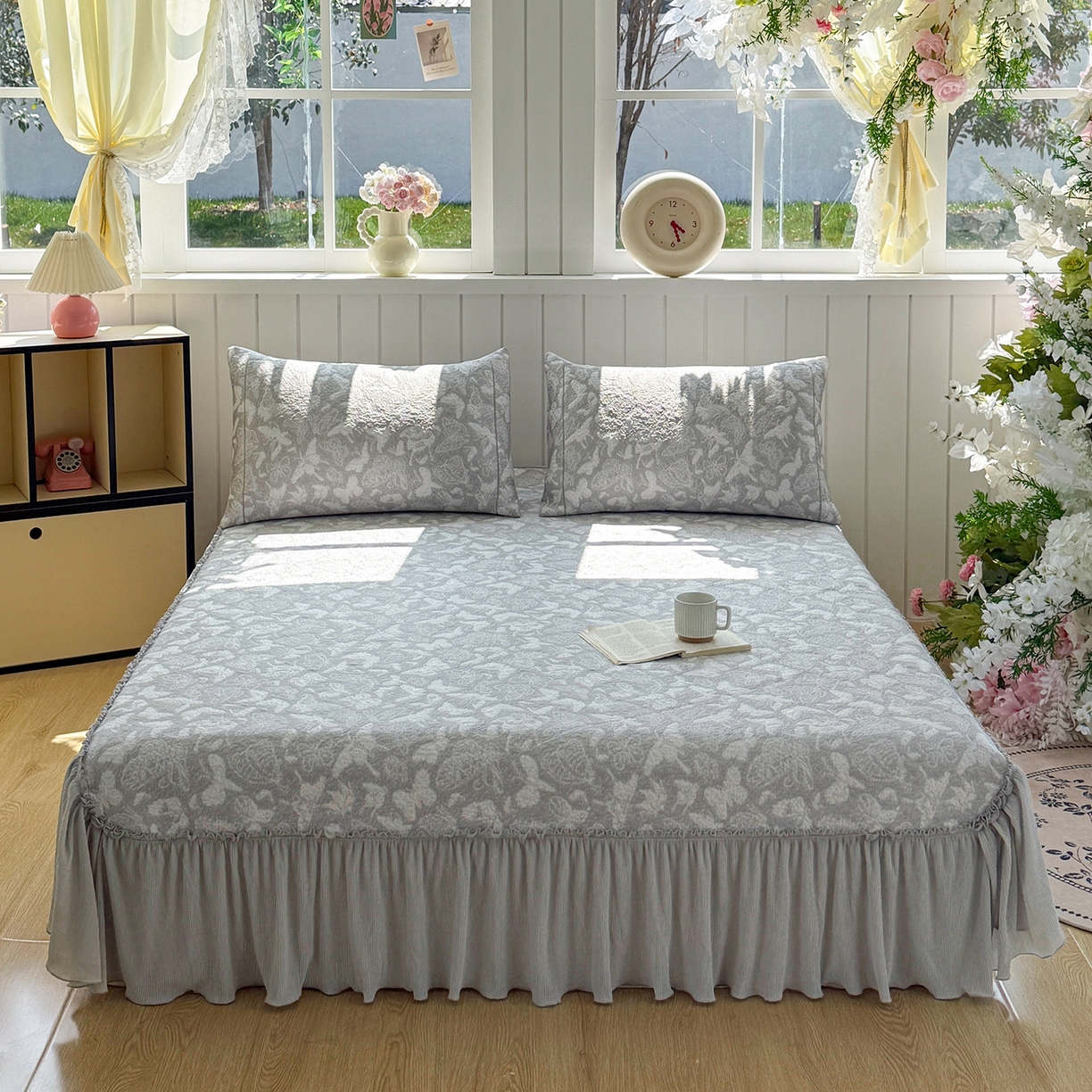 91家纺网 家纺一手货源 找家纺 （总）卡初家居（原微来） 2026新款A类凉豆豆凉感双面提花床裙款-蝶舞花间