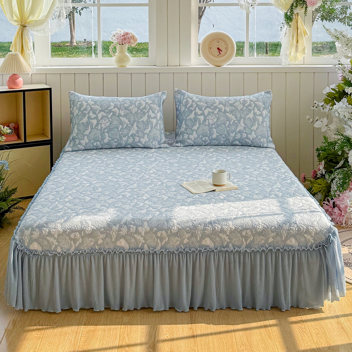 91家纺网 家纺一手货源 找家纺 （总）卡初家居（原微来） 2026新款A类凉豆豆凉感双面提花床裙款-蝶舞花间