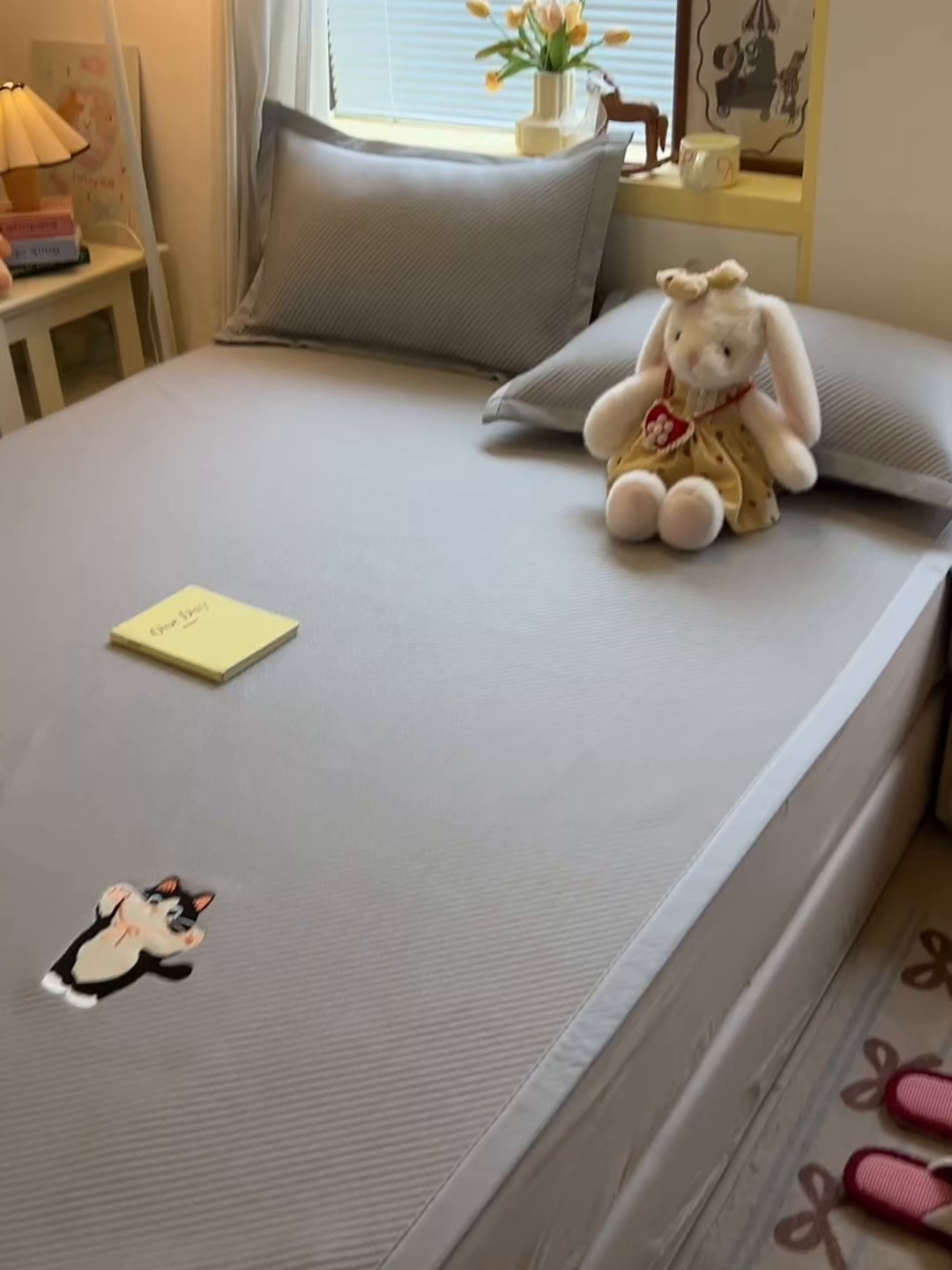 91家纺网 家纺一手货源 找家纺 多乐家纺 2026新款PE提花斜纹凉感豆豆卡通刺绣大包边复合凉席 三只猫-天空蓝（床笠款）