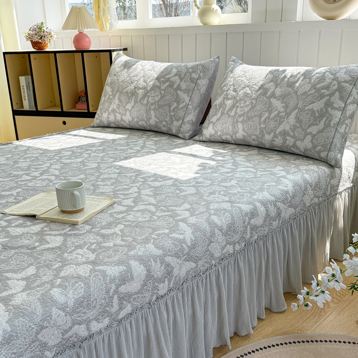 91家纺网 家纺一手货源 找家纺 卡初家居（原微来） 2026新款A类凉豆豆凉感双面提花床裙款-蝶舞花间 蝶舞花间-浪漫灰