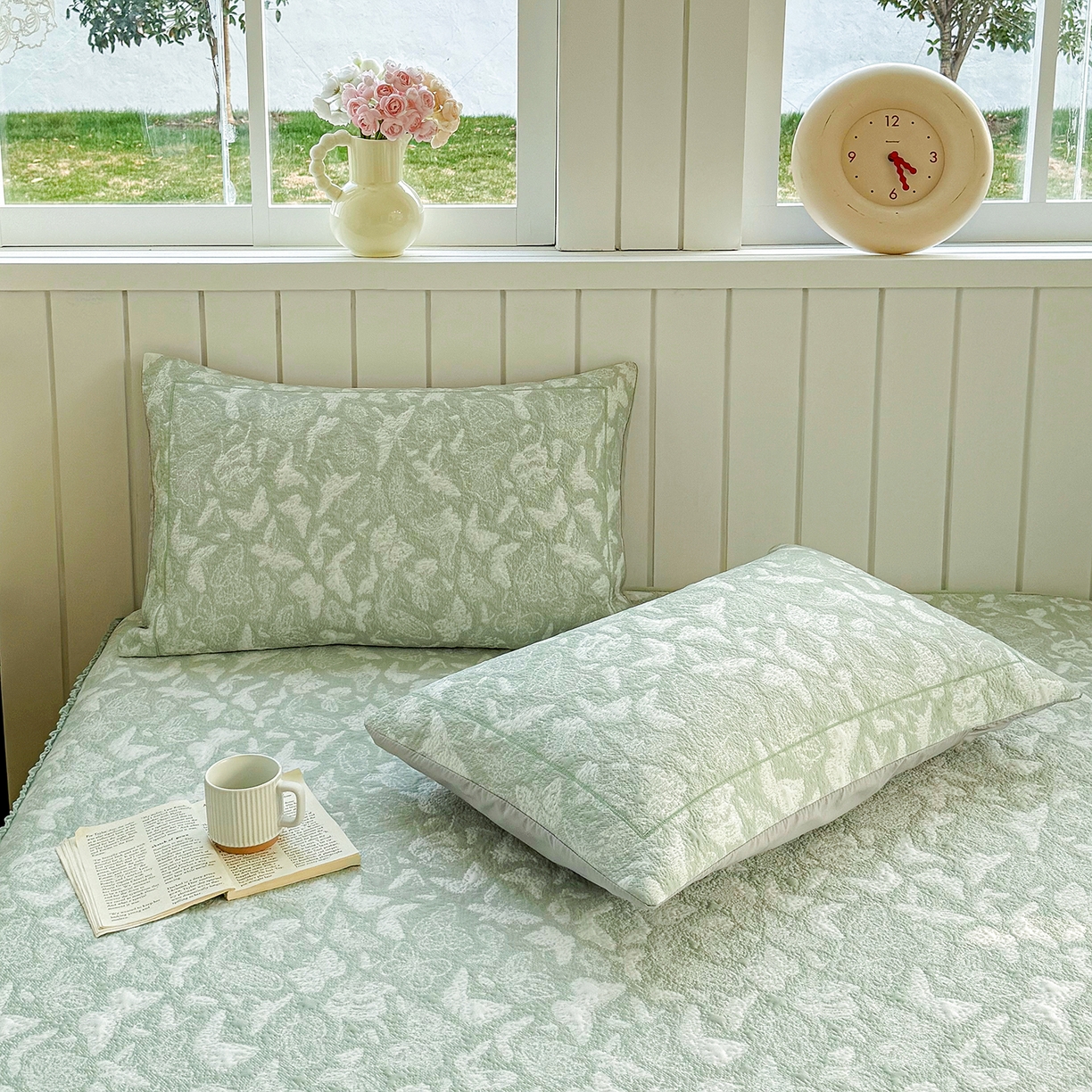 91家纺网 家纺一手货源 找家纺 卡初家居（原微来） 2026新款A类凉豆豆凉感双面提花床裙款-蝶舞花间 蝶舞花间-优雅绿