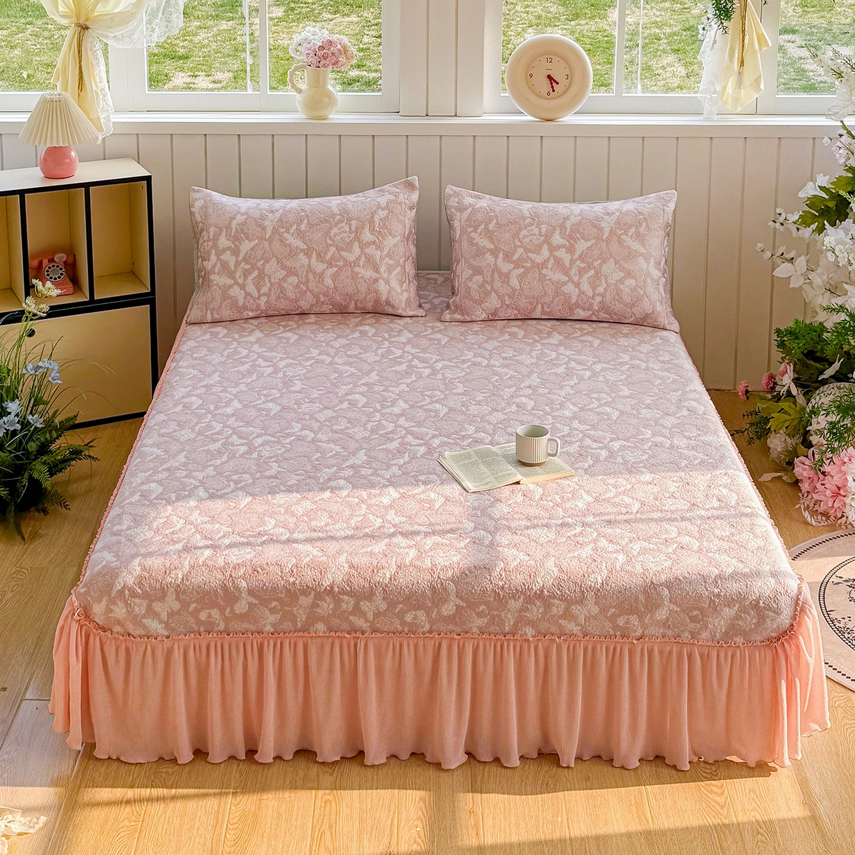 91家纺网 家纺一手货源 找家纺 卡初家居（原微来） 2026新款A类凉豆豆凉感双面提花床裙款-蝶舞花间 蝶舞花间-柔和粉