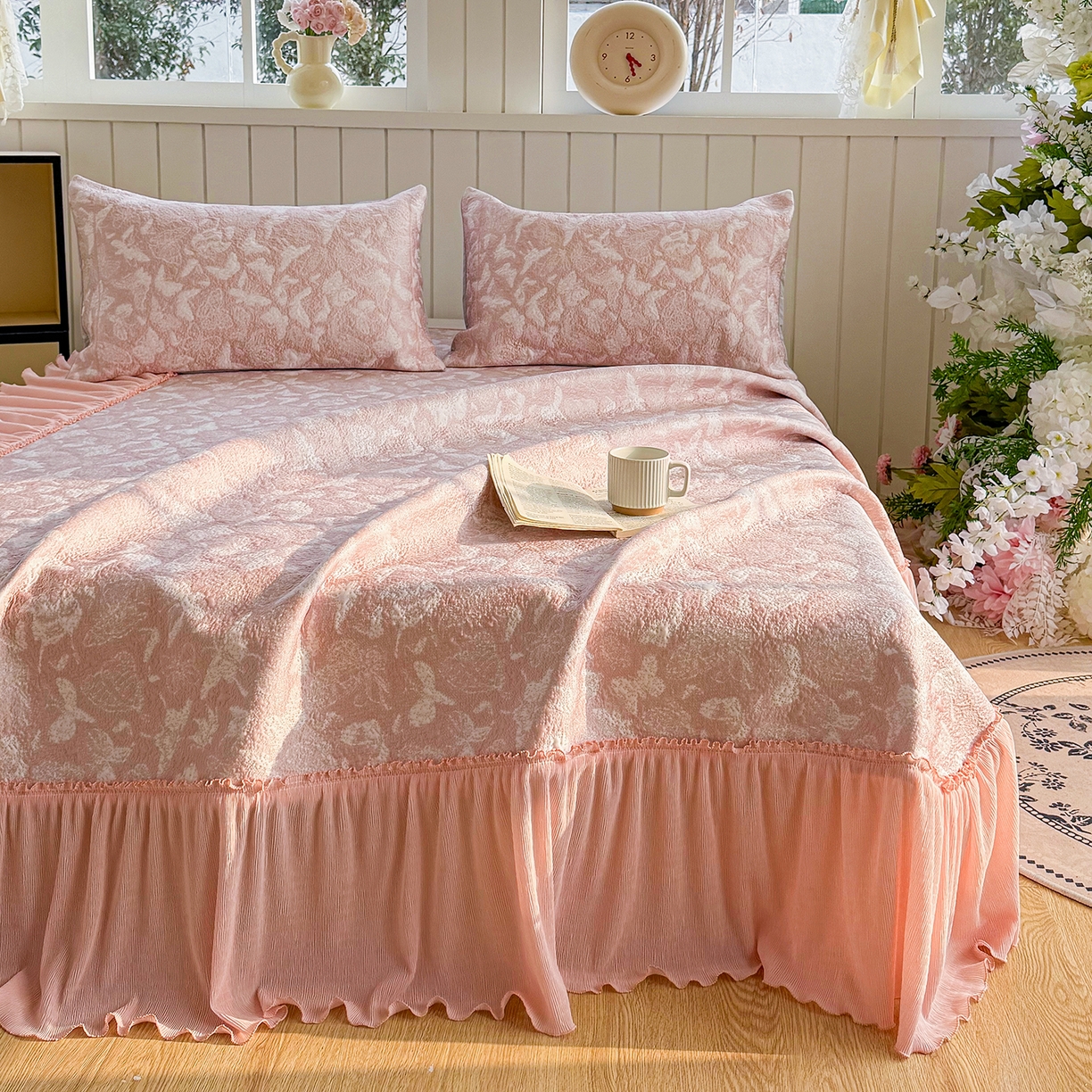 91家纺网 家纺一手货源 找家纺 卡初家居（原微来） 2026新款A类凉豆豆凉感双面提花床裙款-蝶舞花间 蝶舞花间-柔和粉