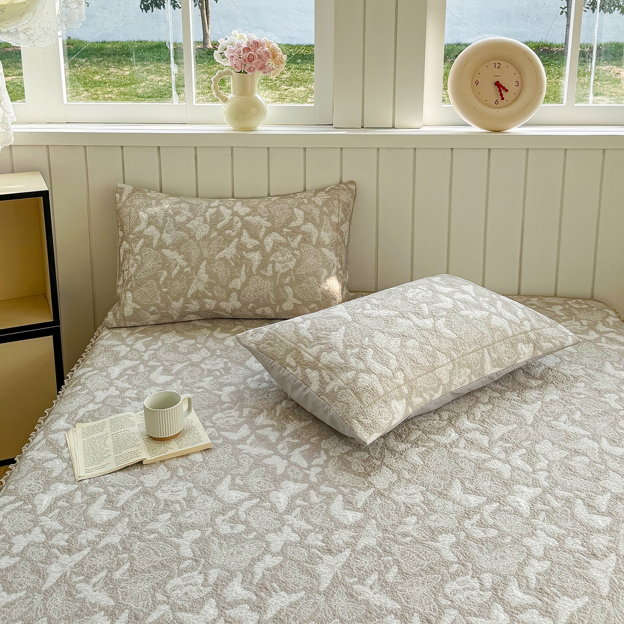 91家纺网 家纺一手货源 找家纺 卡初家居（原微来） 2026新款A类凉豆豆凉感双面提花床裙款-蝶舞花间 蝶舞花间-香槟金